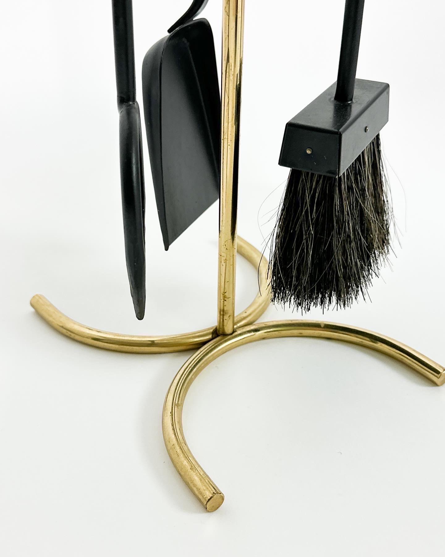Gunnar Ander Herramientas para chimenea Latón Metal Pelo de caballo Ystad Metall Suecia Años 60 en Bueno estado para la venta en Basel, BS