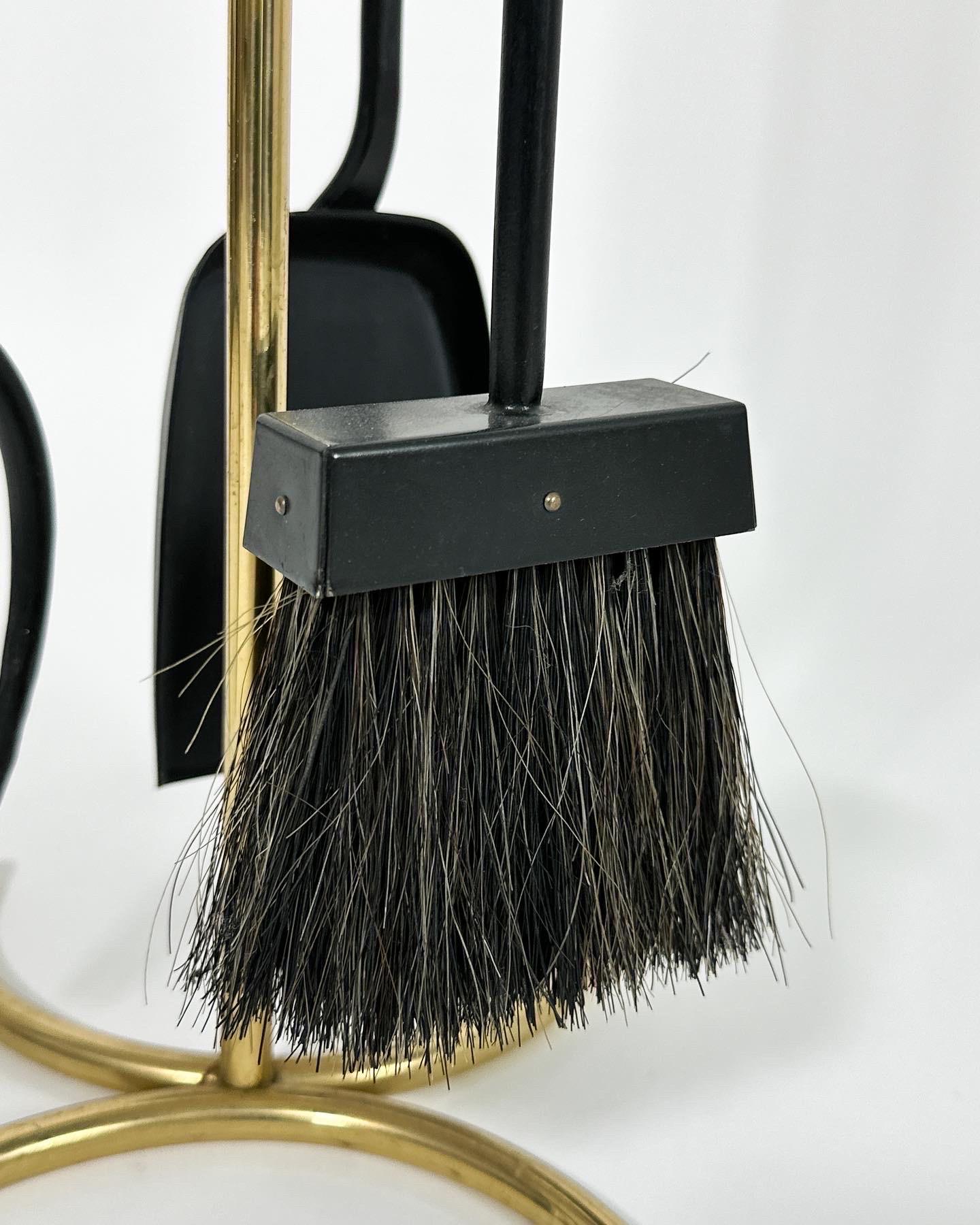 Gunnar Ander Herramientas para chimenea Latón Metal Pelo de caballo Ystad Metall Suecia Años 60 mediados del siglo XX en venta