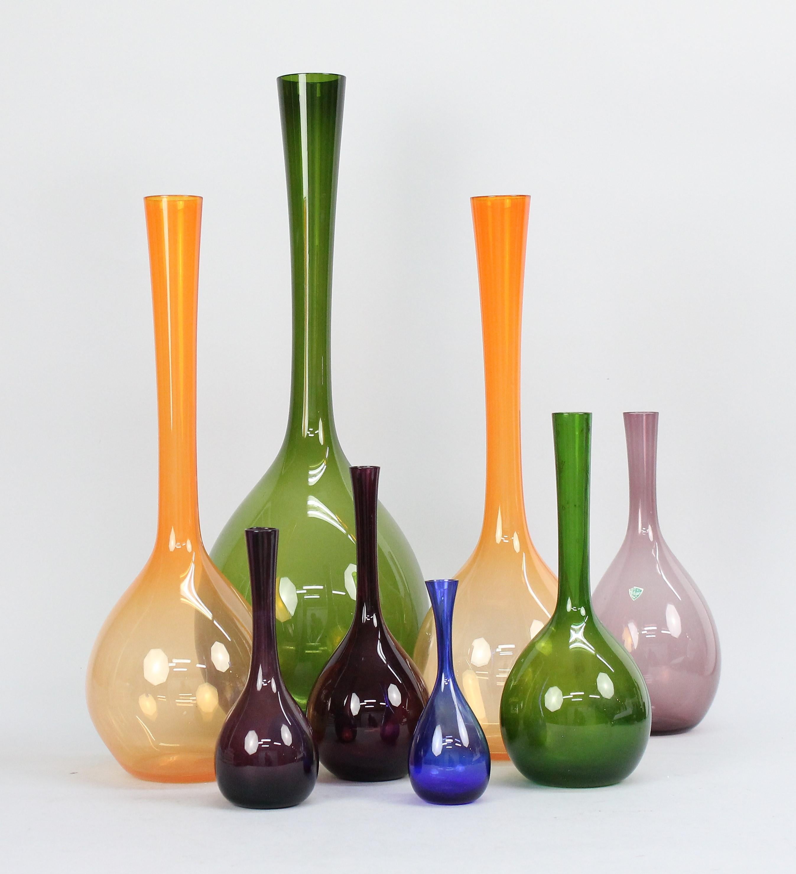 Scandinave moderne Groupe de 8 vases en verre de Gunnar Ander pour Elme Glasbruk, Suède, années 1960 en vente