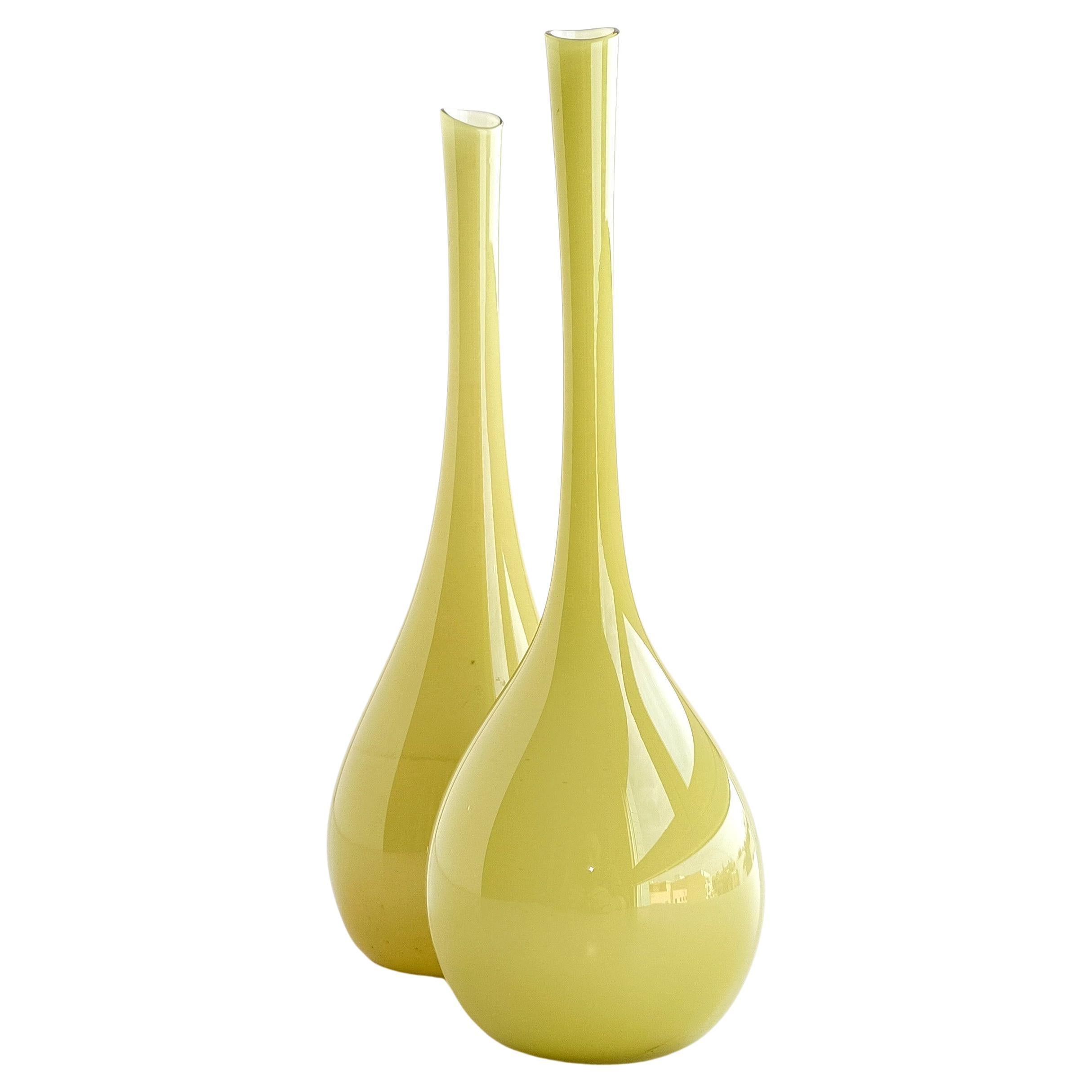 Paire de vases en forme de gobelet avec une fine tige, conçus par Gunnar Ander pour Lindshamar Glassbruk. 

Elles se caractérisent par une couche extérieure de verre de teinte pistache pâle avec une enveloppe blanche extra fine. Très légères et