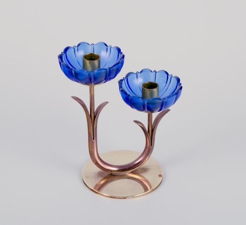 Gunnar Ander for Ystad Metall, Sweden.
A pair of two-armed candle holders in brass and blue art glass shaped like flowers.
From the 1960s.
Marked.
In excellent condition.
Dimensions: W 10.0 cm x H 12.4 cm.