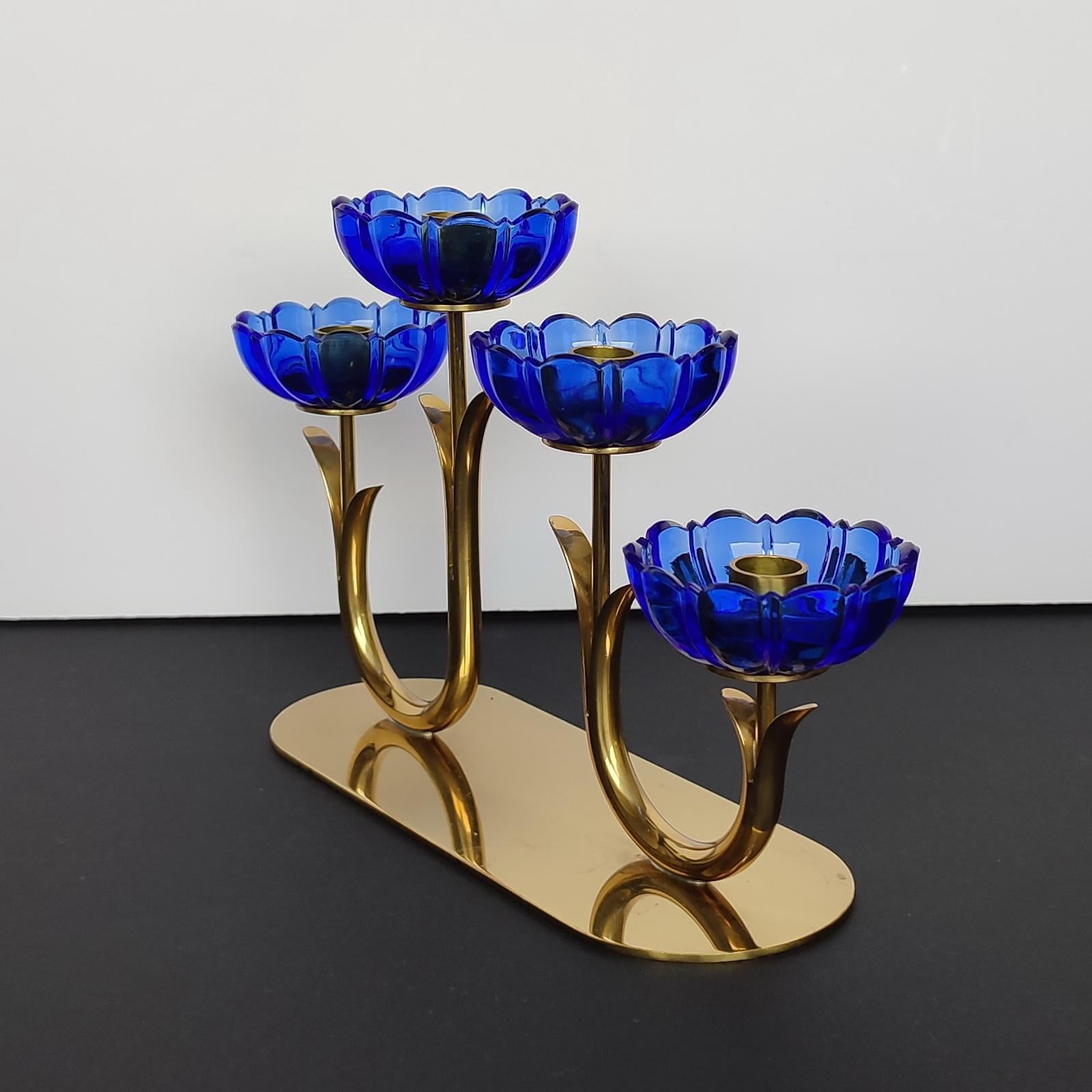 Gunnar Ander pour Ystad Metall, chandelier en laiton et verre d'art bleu en vente 3