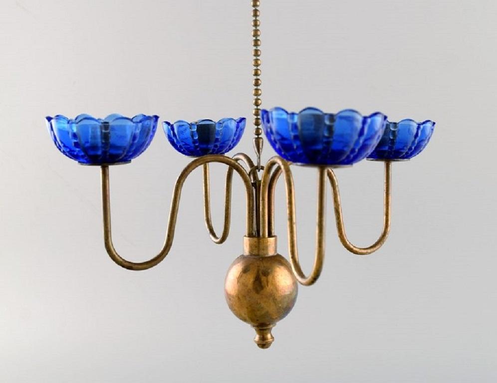 Scandinavian Modern Gunnar Ander for Ystad Metall. Chandelier for 4 Candles in Brass and Art Glass