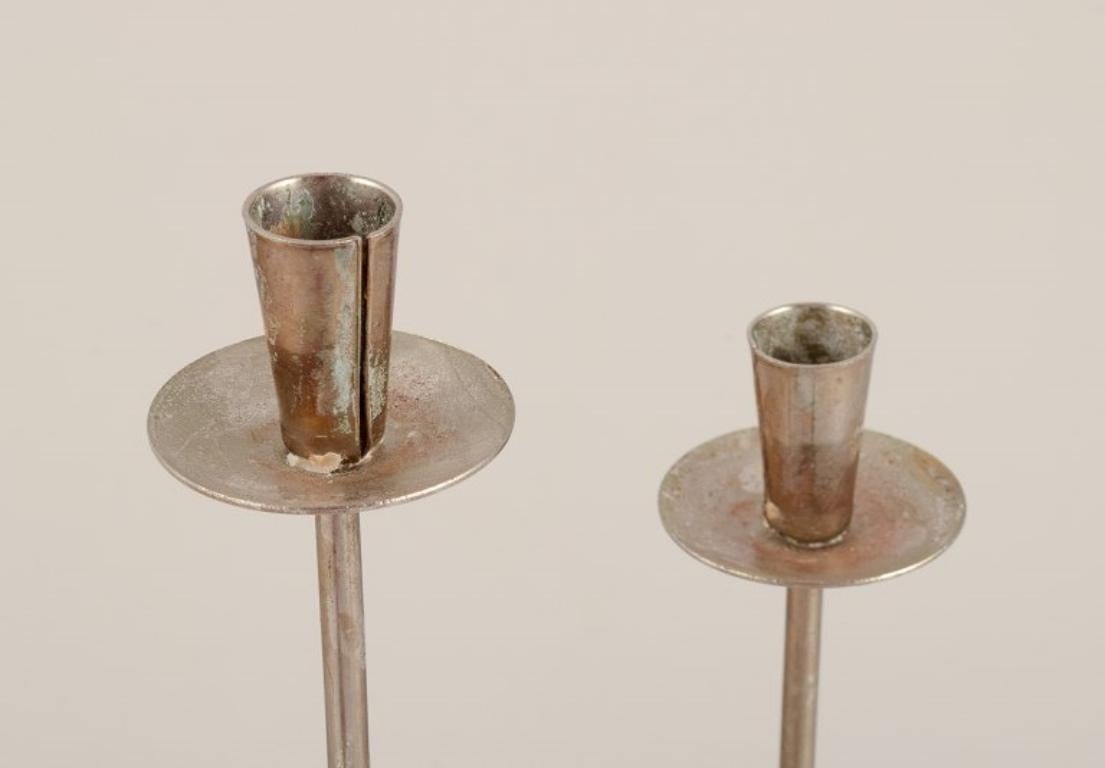 Gunnar Ander für Ystad Metall. Paar Kerzenhalter aus versilbertem Messing. (Ende des 20. Jahrhunderts) im Angebot