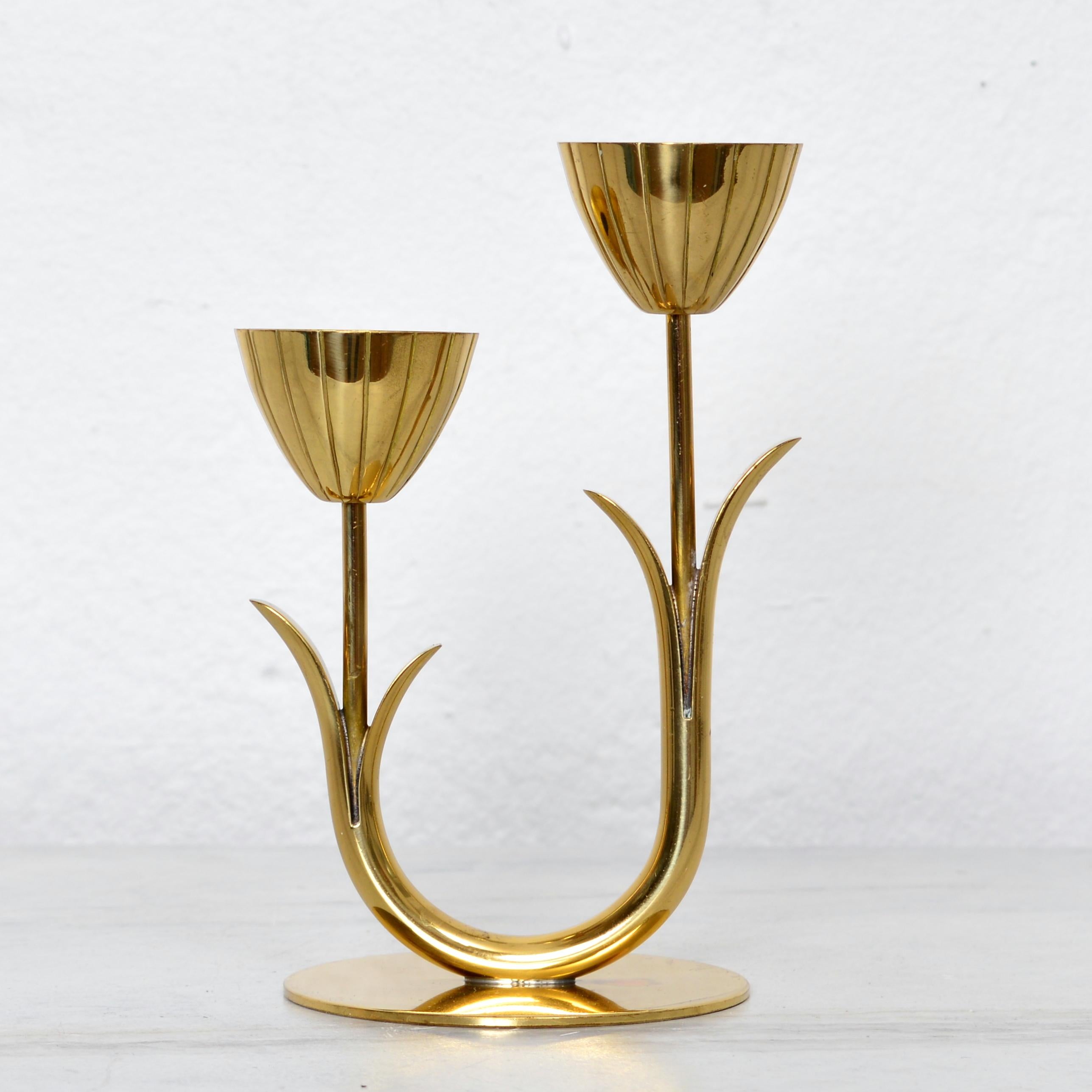Gunnar Ander para Ystad Metall, Suecia.
Un candelabro de dos brazos de latón con forma de flor.
Desde los años 50.
Marcado.
En excelente estado.
se adapta a velas de 0.45