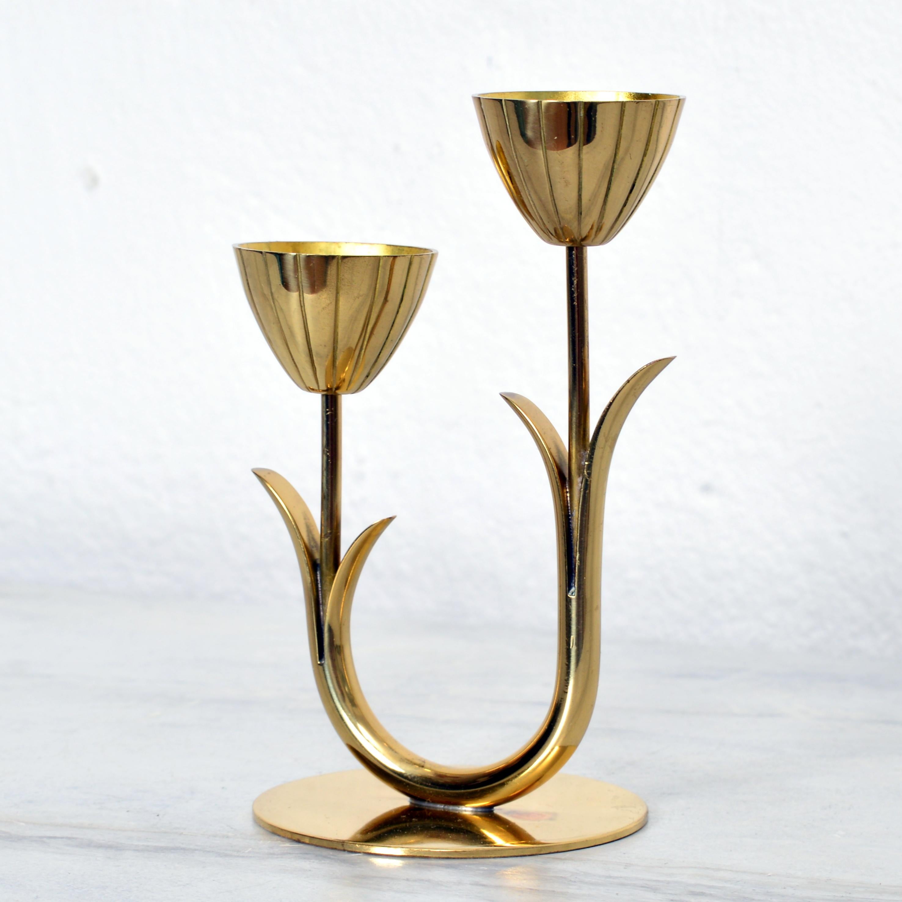 Gunnar Ander para Ystad Metall Candelabro de latón de dos brazos Años 50 Escandinavo moderno en venta