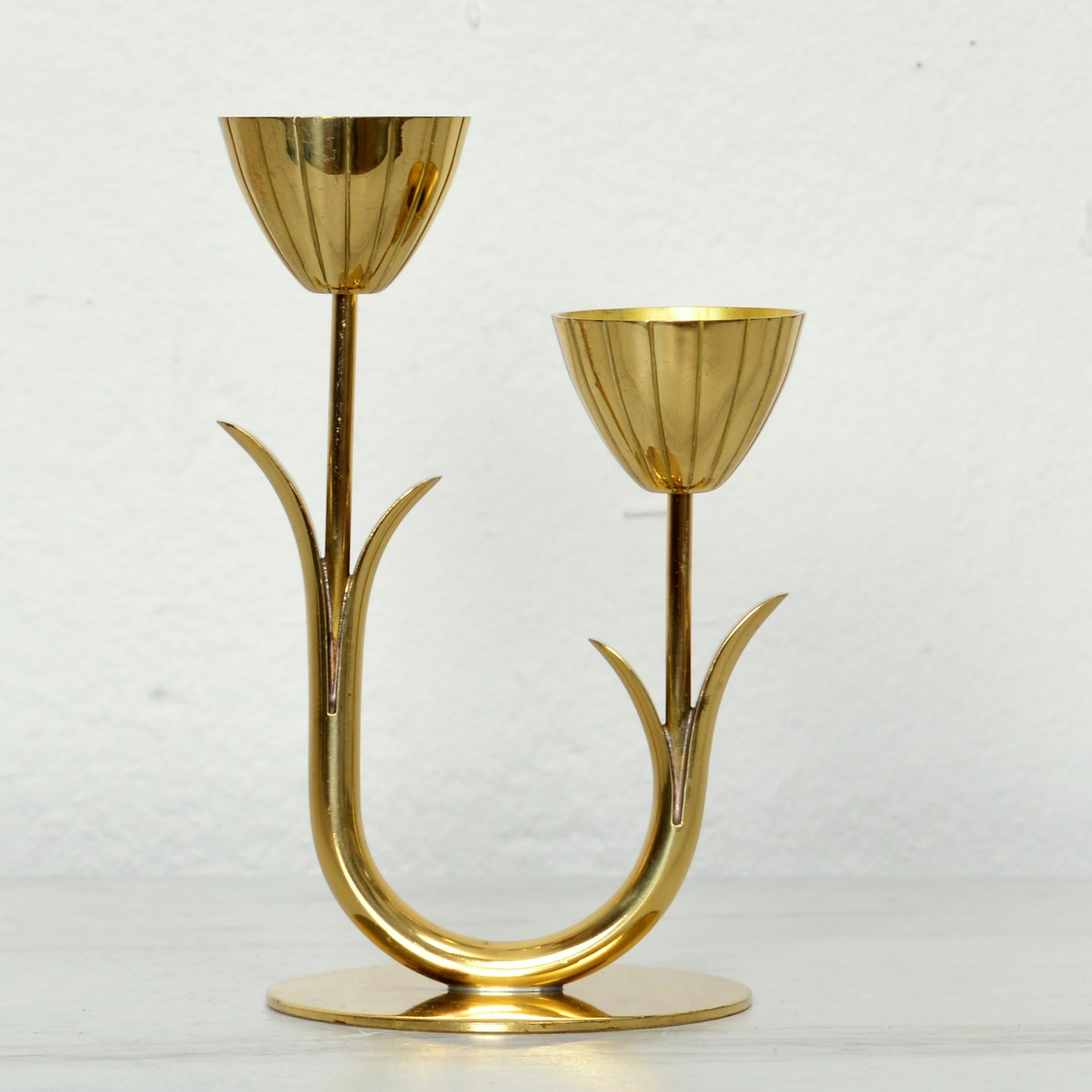 Gunnar Ander para Ystad Metall Candelabro de latón de dos brazos Años 50 en Bueno estado para la venta en Stockholm, SE