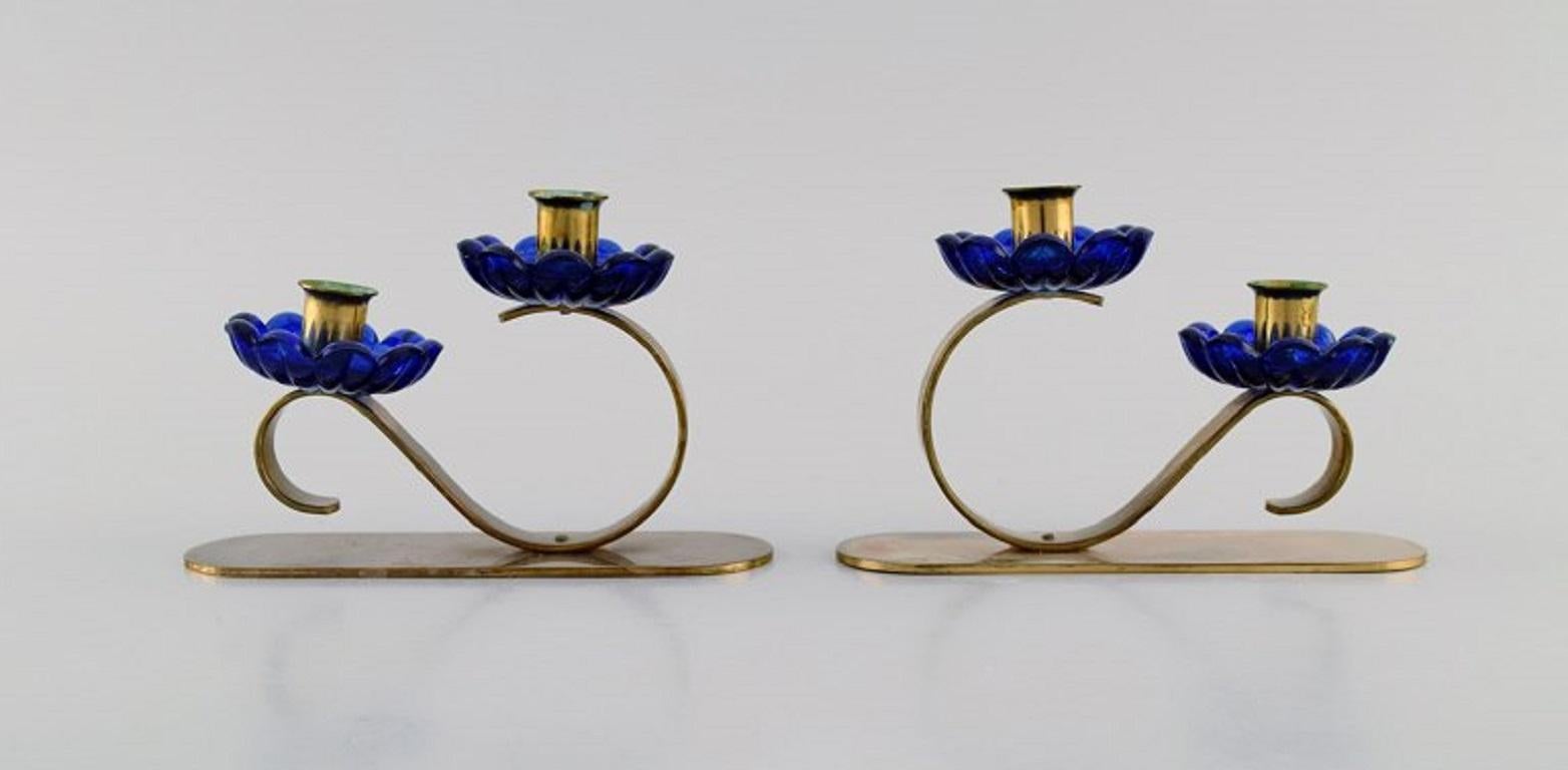 Gunnar Ander for Ystad Metall. Two candlesticks in brass and blue art glass shaped like flowers. 1950s.
Measures: 12.5 x 3.8 cm.
Height: 8 cm.
In excellent condition.