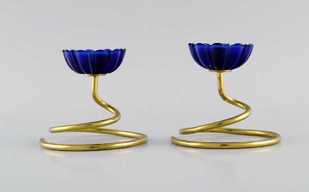 Gunnar Ander per Ystad Metall. Due candelieri in ottone e vetro artistico blu a forma di fiori. 1950s.
Misure: 9 x 7,5 cm. 
In ottime condizioni.