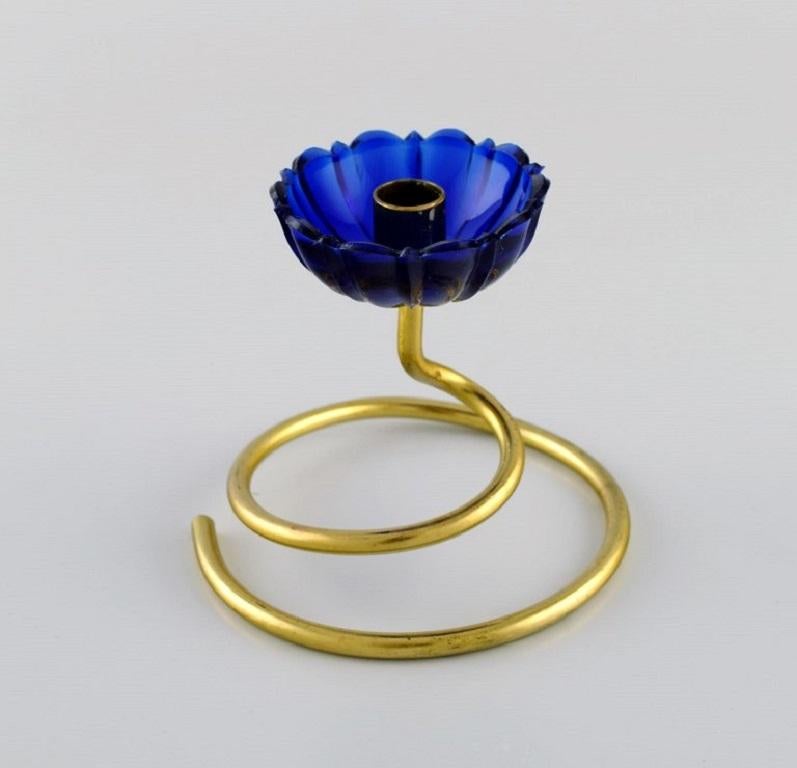 Scandinavo moderno Gunnar Ander per Ystad Metall, Due candelieri in ottone e vetro artistico blu in vendita