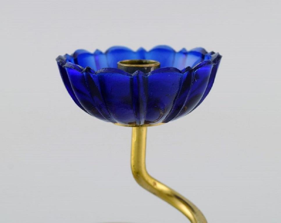 Svedese Gunnar Ander per Ystad Metall, Due candelieri in ottone e vetro artistico blu in vendita