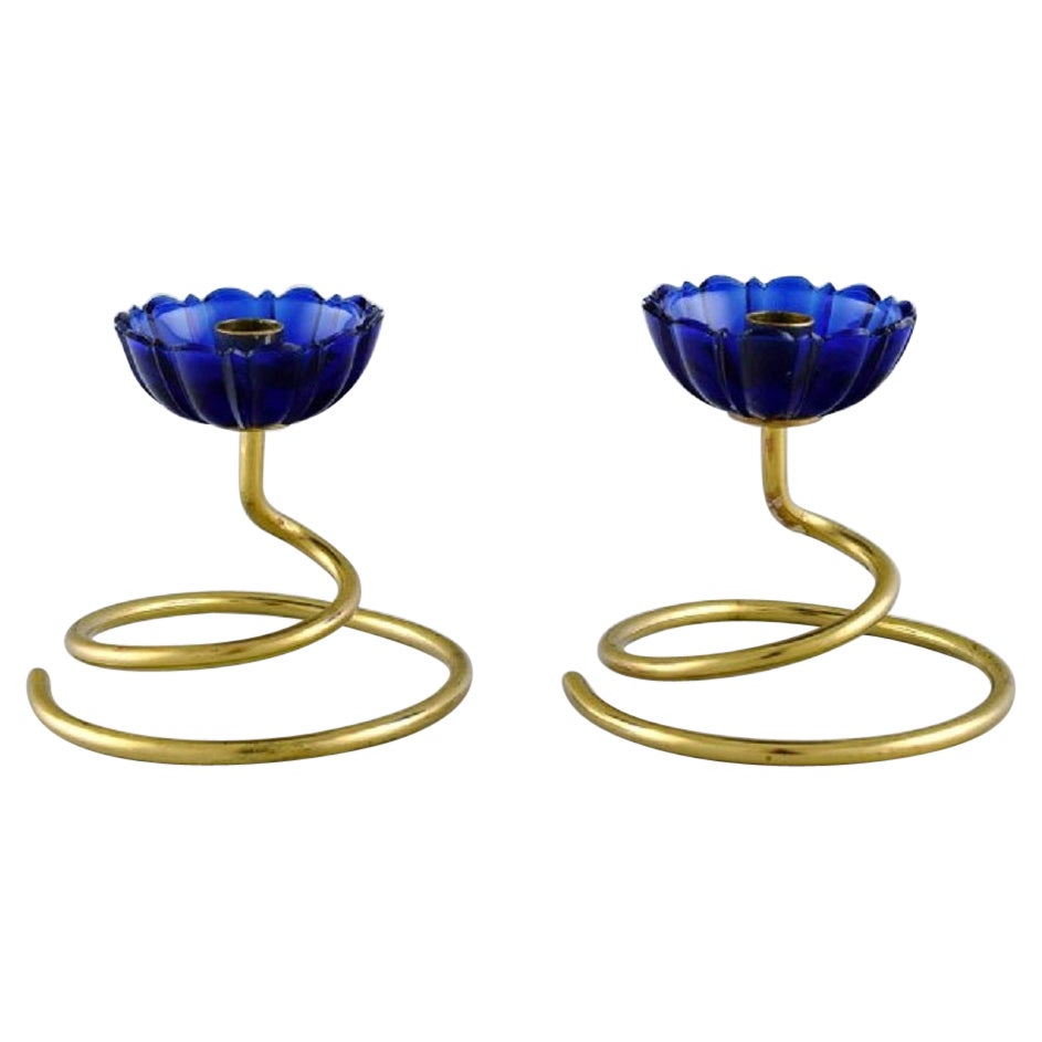 Gunnar Ander pour Ystad Metall, deux chandeliers en laiton et verre d'art bleu