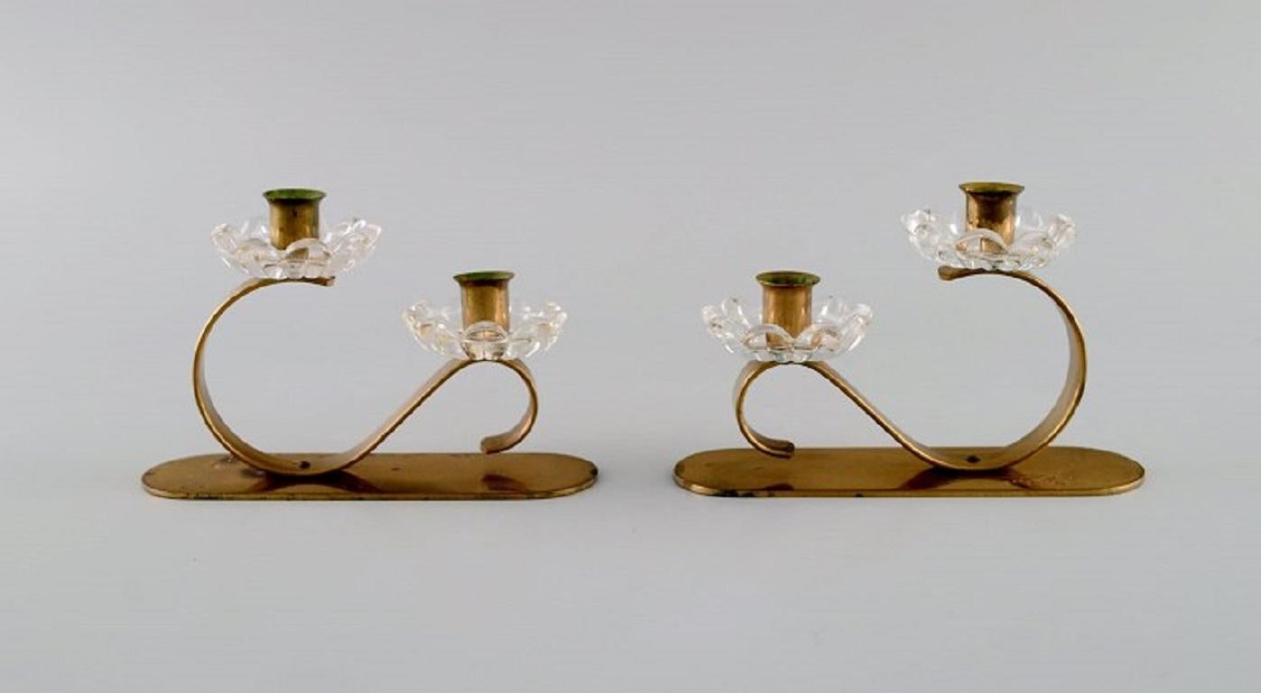 Gunnar Ander for Ystad Metall. Two candlesticks in brass and clear art glass shaped like flowers. 1950s.
Measures: 12.5 x 3.8 cm.
Height: 8 cm.
In excellent condition.