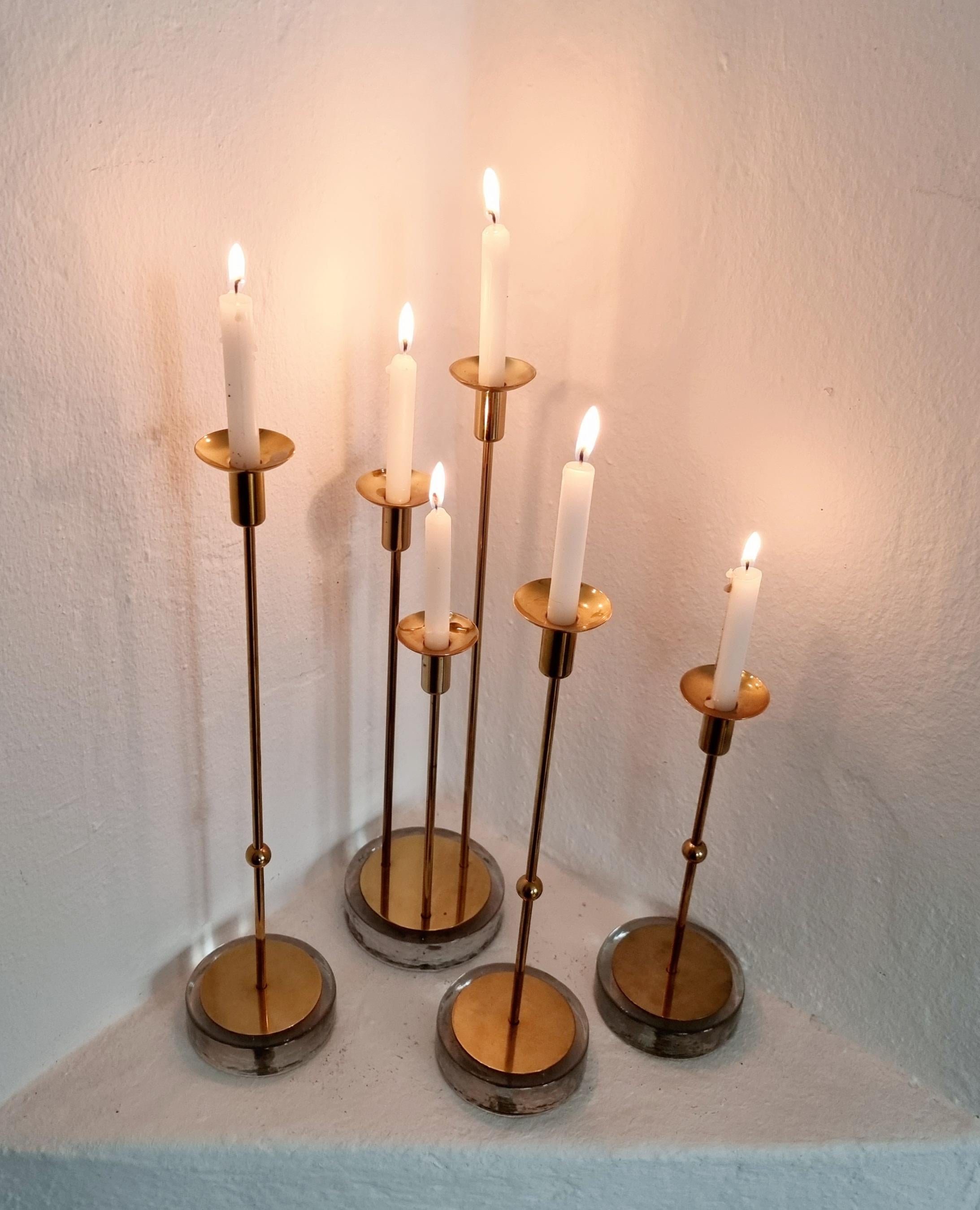 Gunnar Ander, vier Kerzenhalter, Messing und Glas, Ystad Metall, Schwedische Moderne im Angebot 5