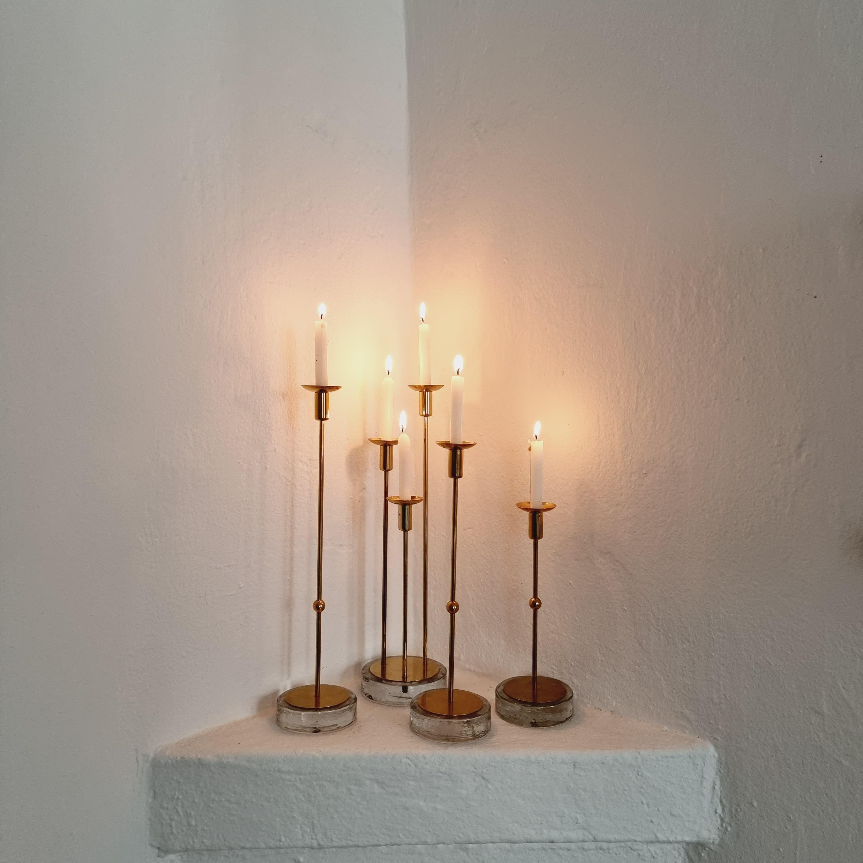 Gunnar Ander, vier Kerzenhalter, Messing und Glas, Ystad Metall, Schwedische Moderne im Angebot 6