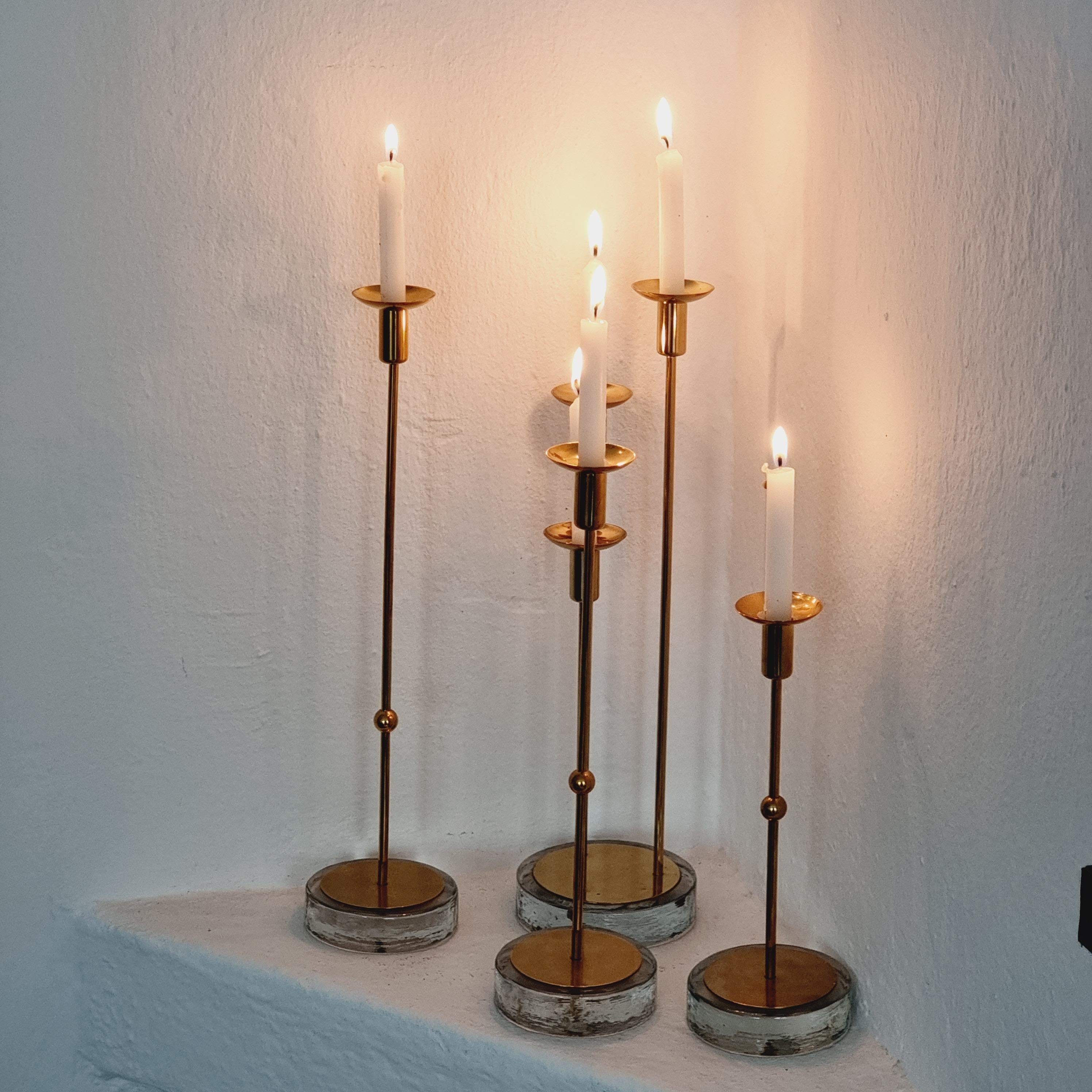 Gunnar Ander, vier Kerzenhalter, Messing und Glas, Ystad Metall, Schwedische Moderne im Angebot 7