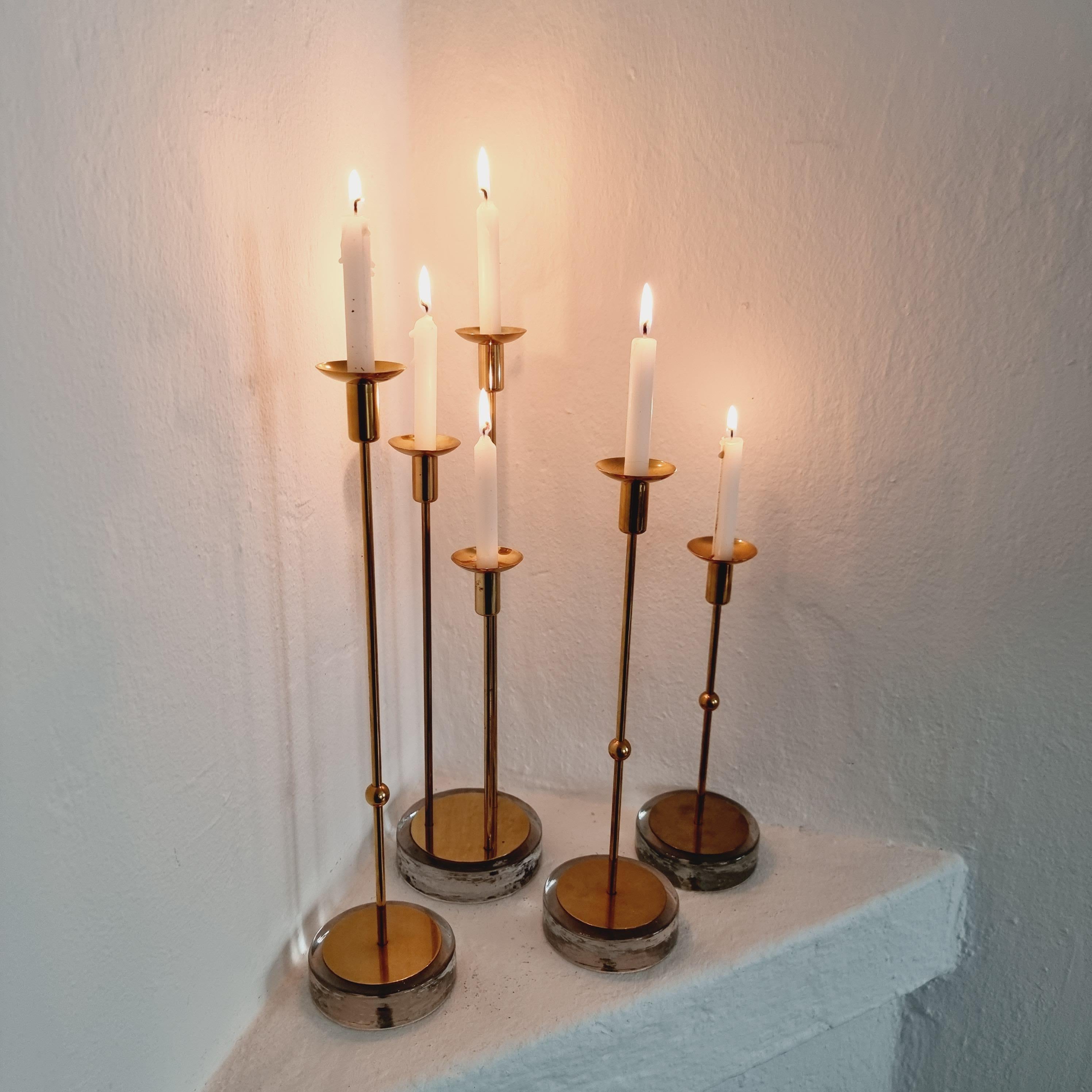 Gunnar Ander, vier Kerzenhalter, Messing und Glas, Ystad Metall, Schwedische Moderne im Angebot 8