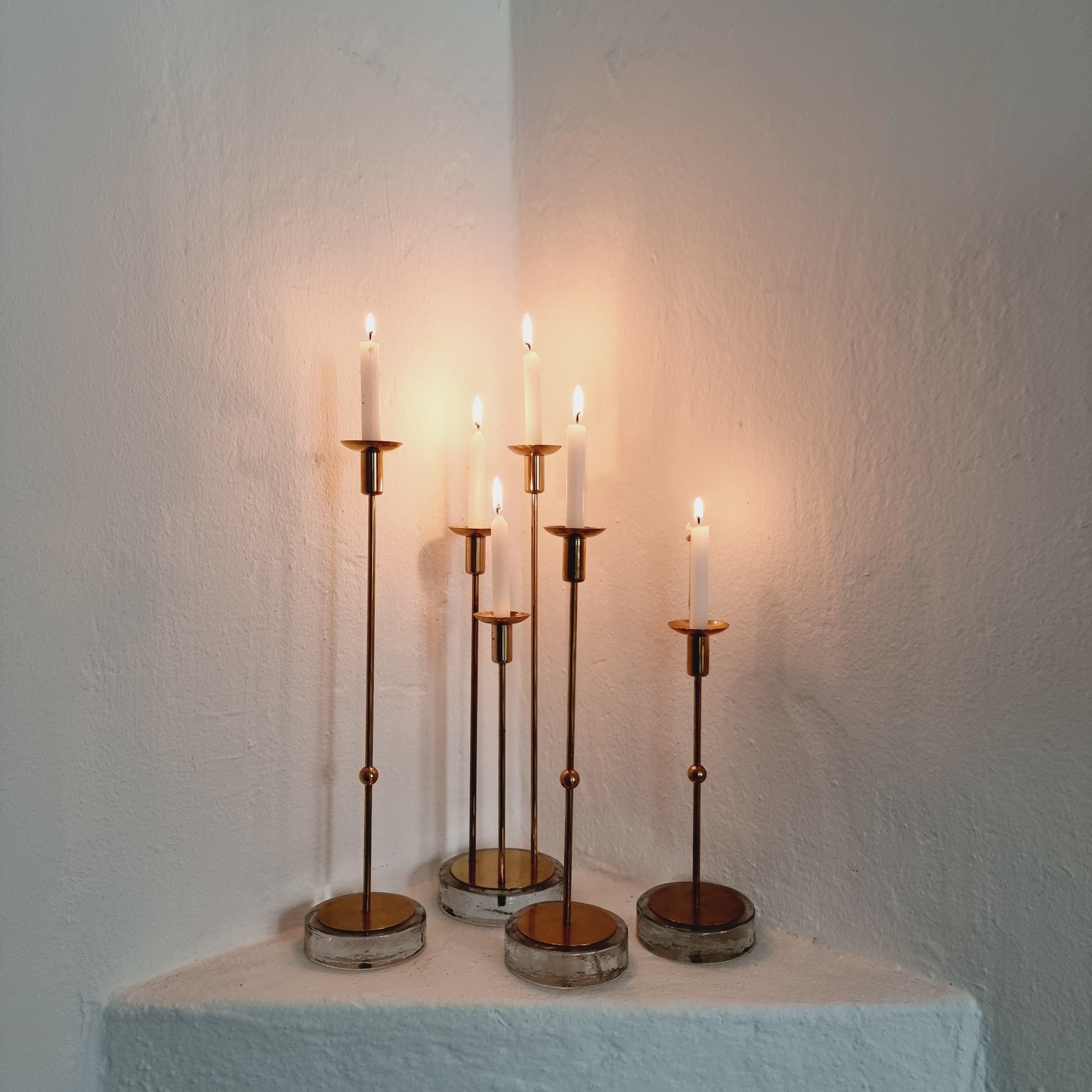 Gunnar Ander, vier Kerzenhalter, Messing und Glas, Ystad Metall, Schwedische Moderne im Angebot 9