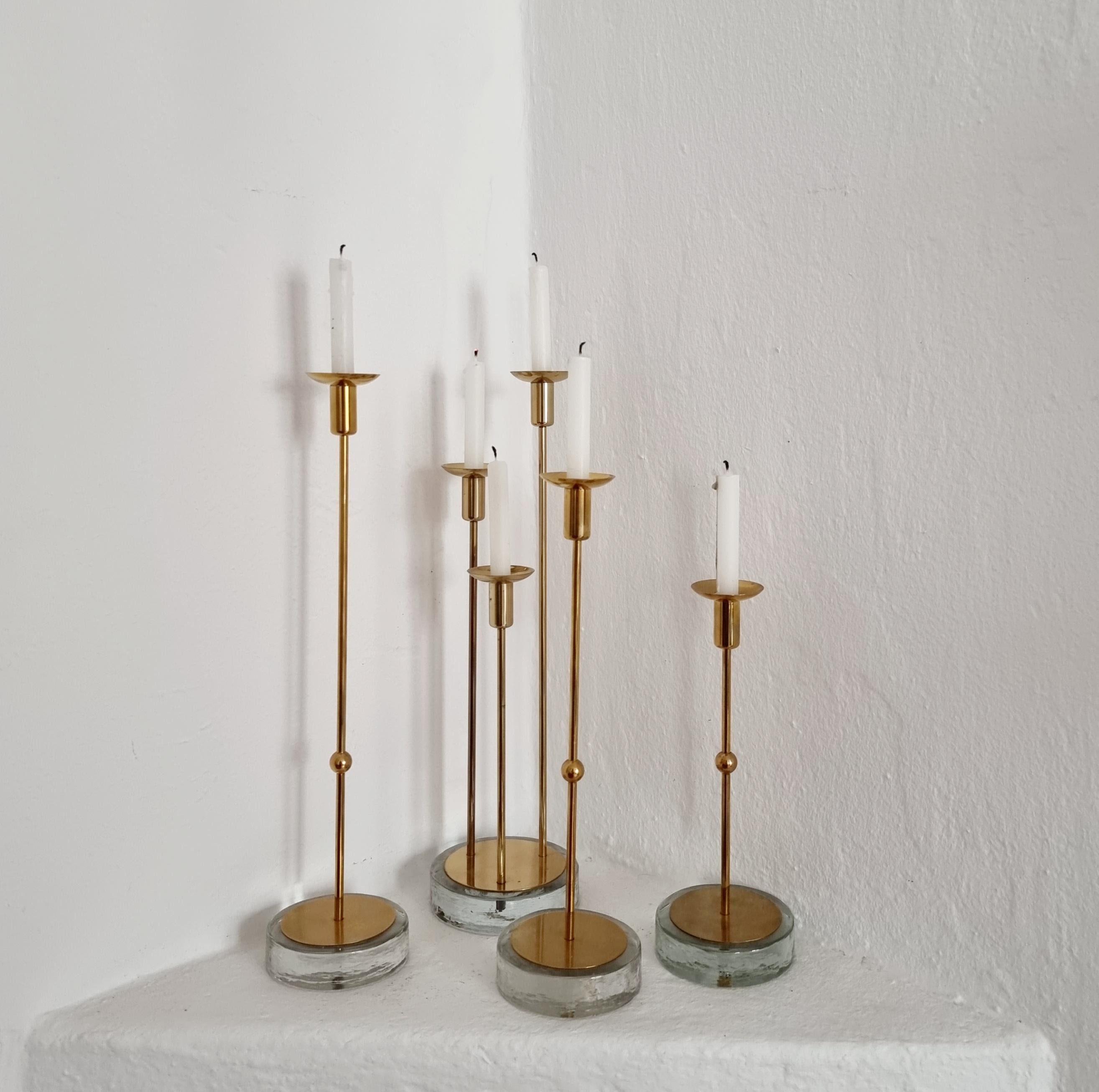Gunnar Ander, vier Kerzenhalter, Messing und Glas, Ystad Metall, Schwedische Moderne (Skandinavische Moderne) im Angebot