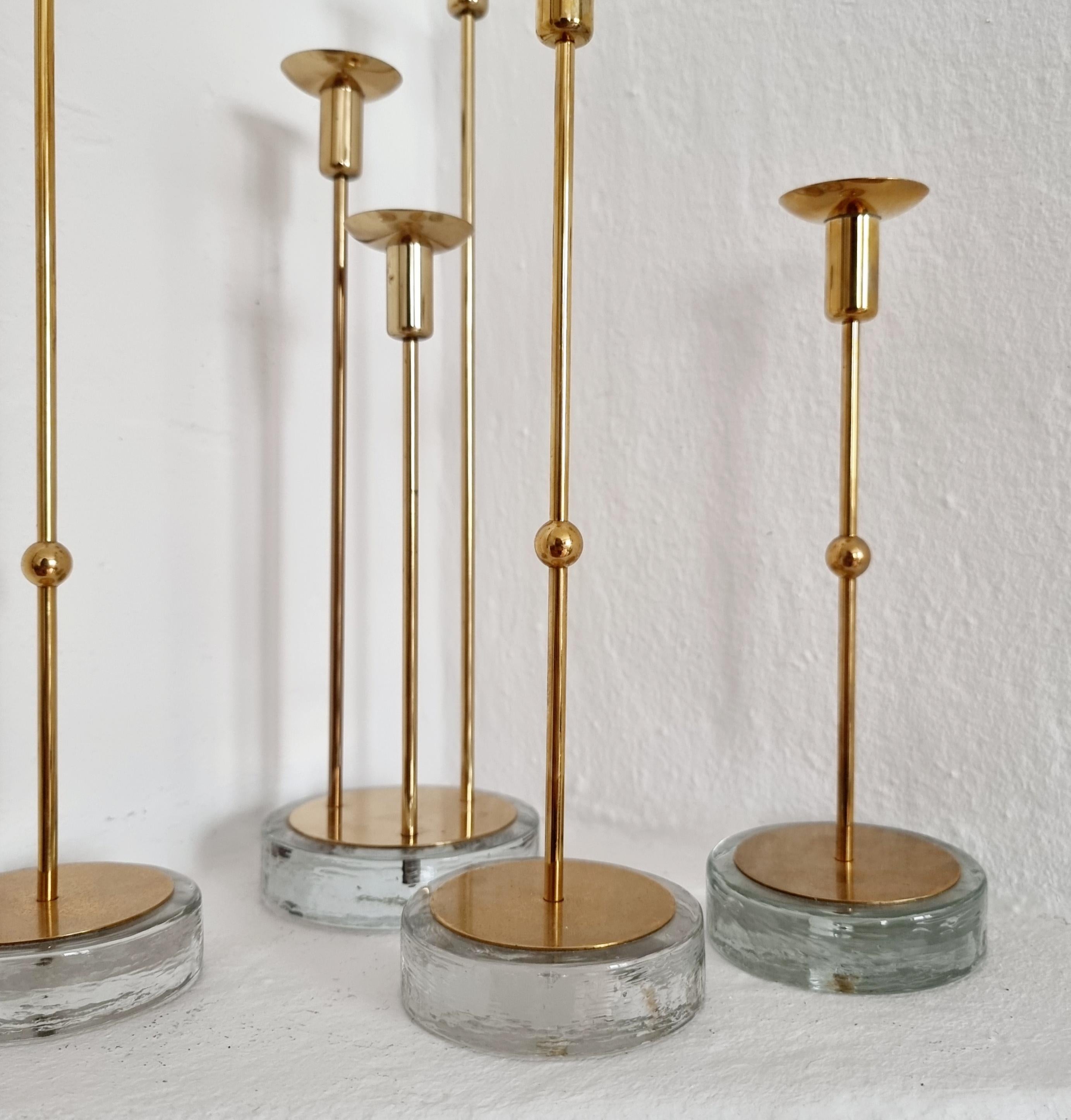 Gunnar Ander, vier Kerzenhalter, Messing und Glas, Ystad Metall, Schwedische Moderne im Angebot 1