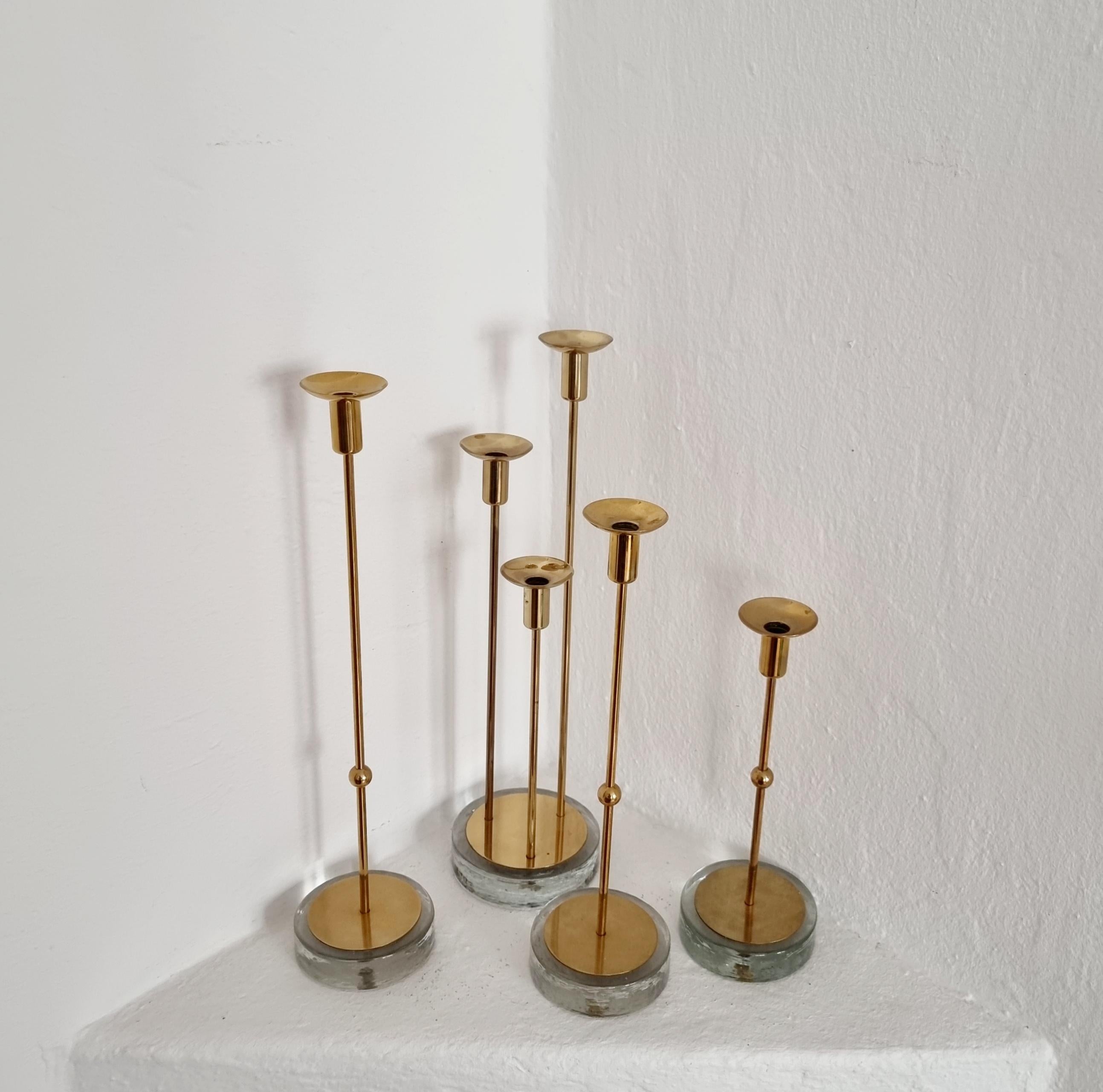 Gunnar Ander, vier Kerzenhalter, Messing und Glas, Ystad Metall, Schwedische Moderne im Angebot 2