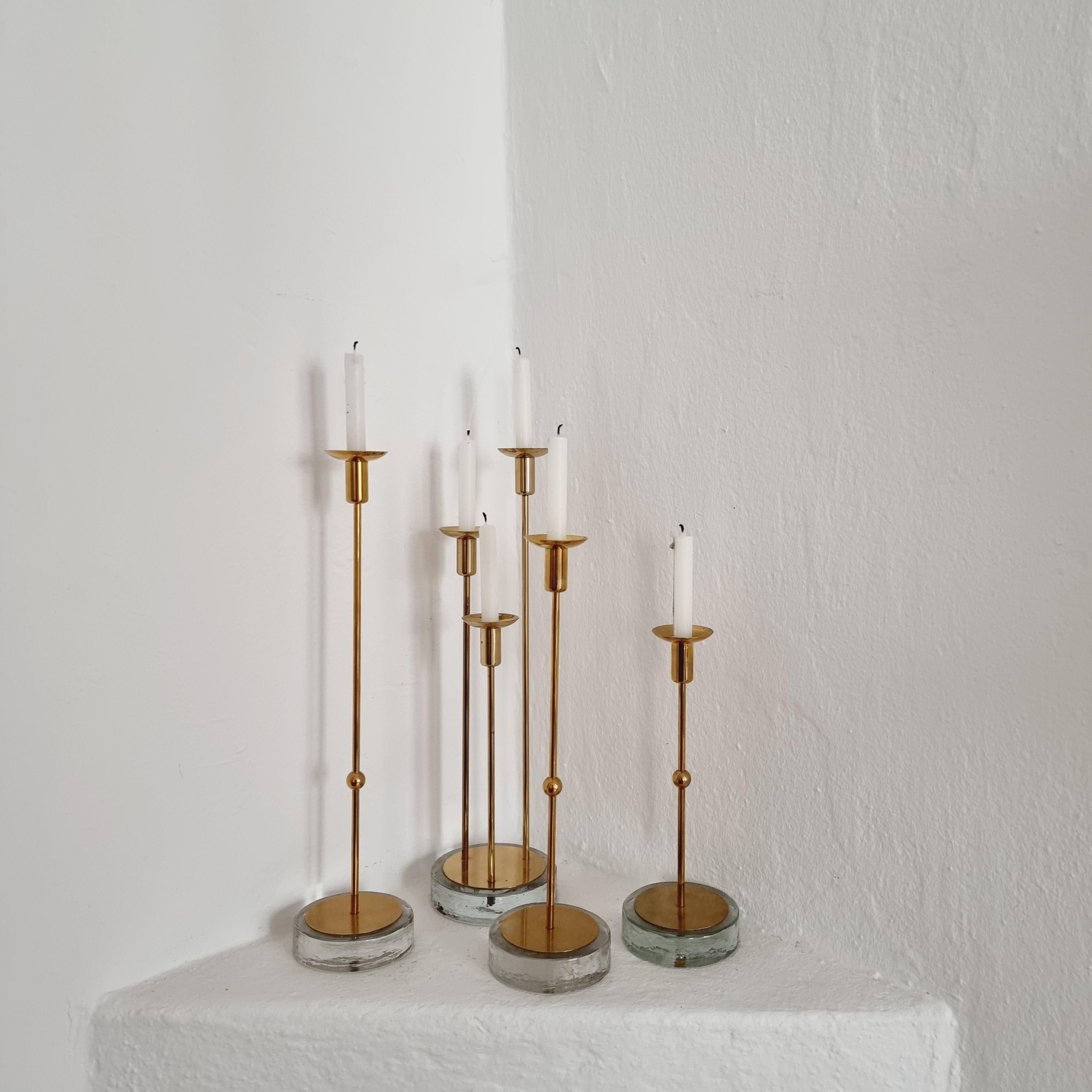 Gunnar Ander, vier Kerzenhalter, Messing und Glas, Ystad Metall, Schwedische Moderne im Angebot 3