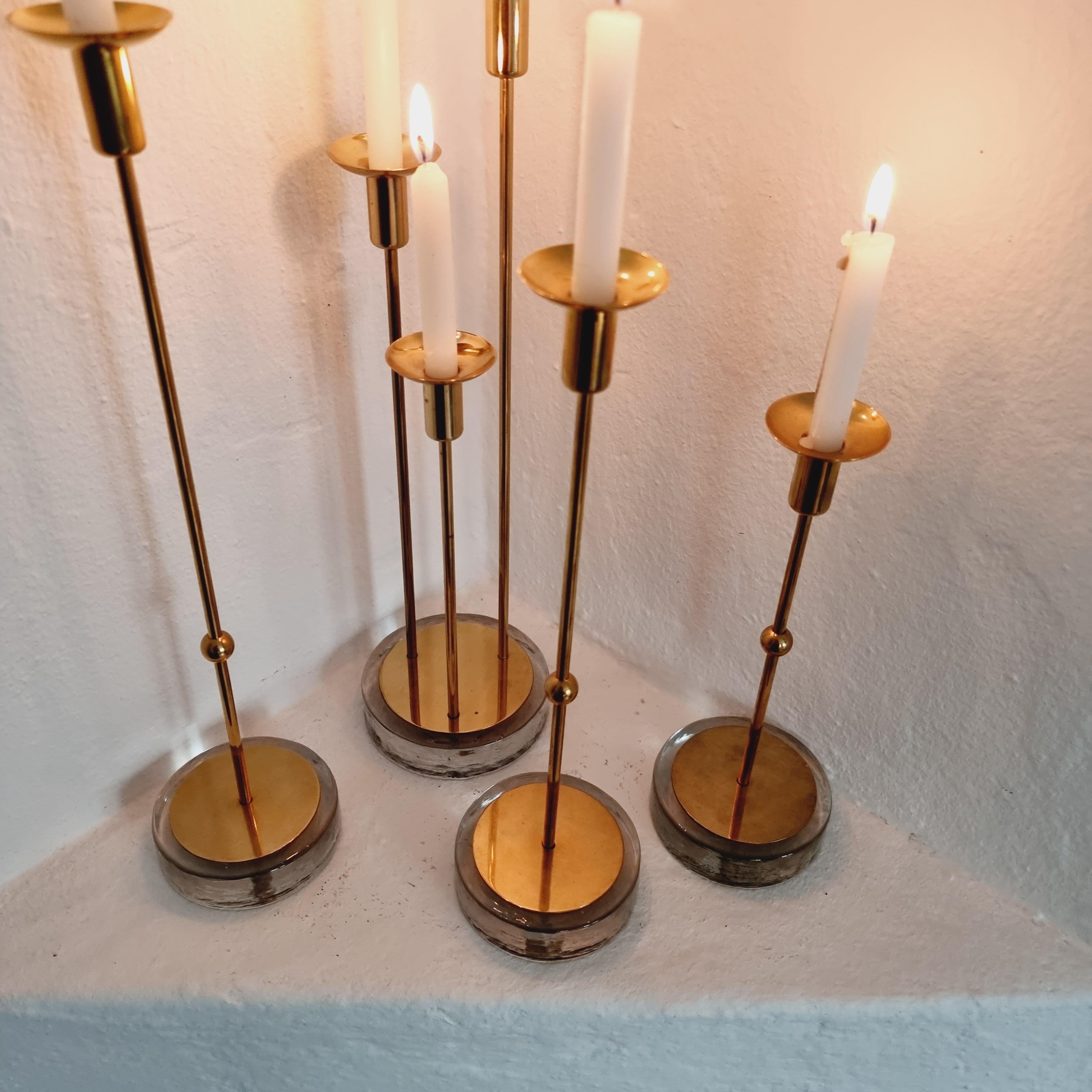 Gunnar Ander, vier Kerzenhalter, Messing und Glas, Ystad Metall, Schwedische Moderne im Angebot 4
