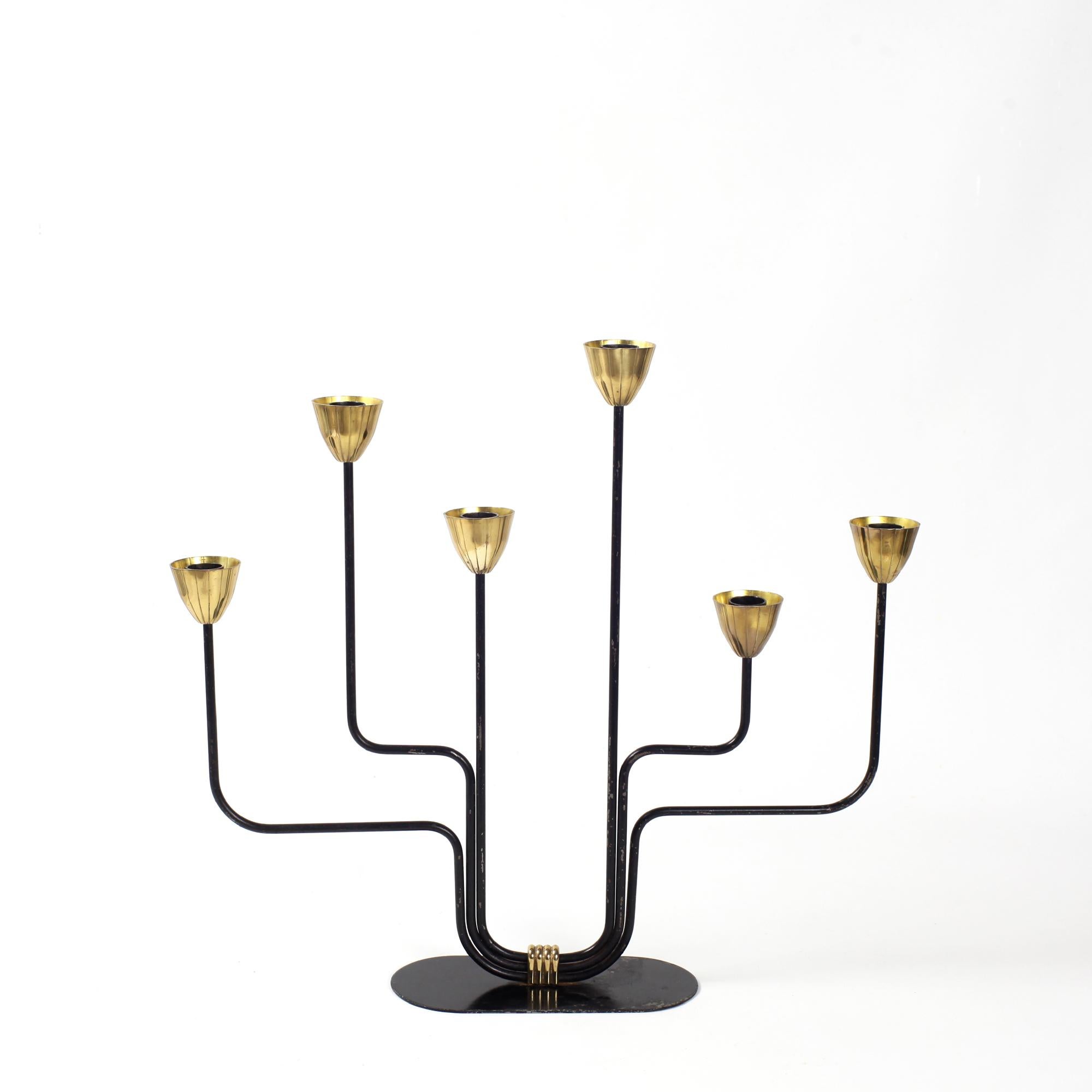 Grand bougeoir par Gunnar Ander pour Ystad-Metall, Suède, années 1960
6 bras avec 6 chandeliers à fleurs.
Métal laqué noir et laiton
Marqué sous la base.
Ce modèle est le plus grand.
État vintage d'origine.

Design/One est une création de Gunnar