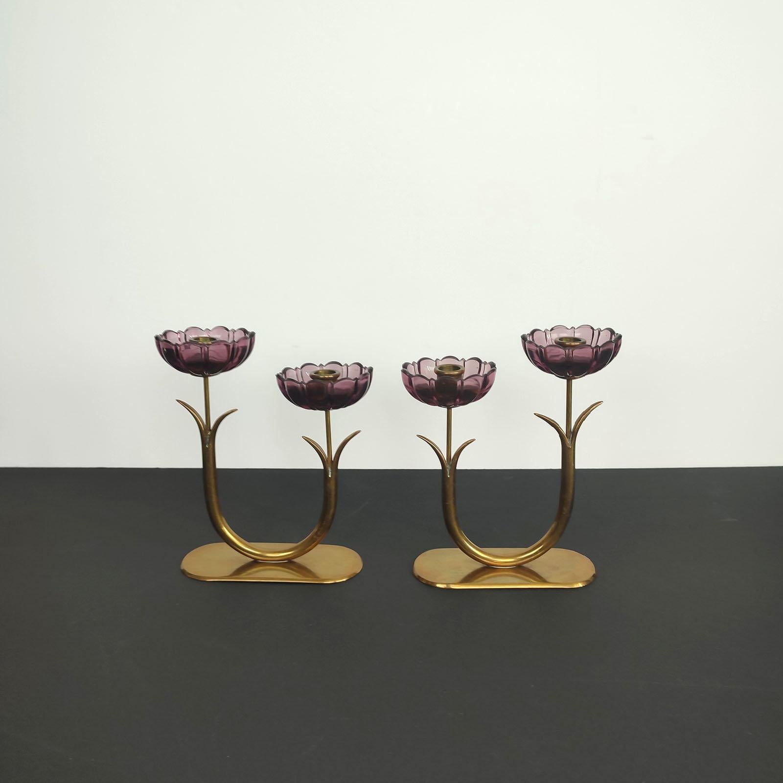 Gunnar Ander pair of brass Candleholders with flowers in purple glass.
Larger size than usual, from a limited early edition, to be noticed the oval base and the everted rim of the sconce, that didn't show anymore in the more numerous series edited