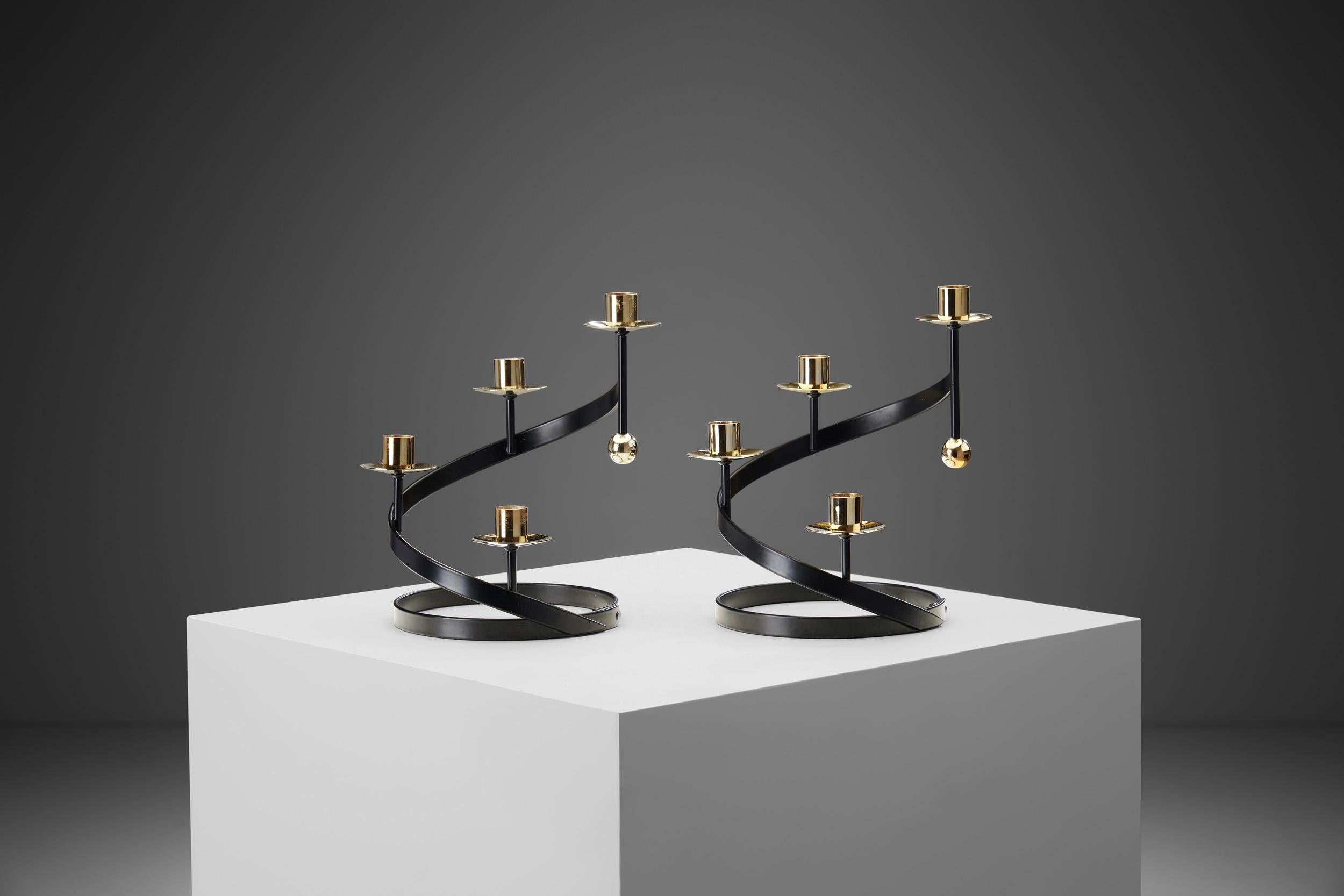 Gunnar Ander era un designer e architetto industriale e una delle stelle più brillanti del design svedese del XX secolo in metallo, legno e vetro. I suoi modelli più noti sono i disegni innovativi per Ystad Metall, come questa coppia di portacandele