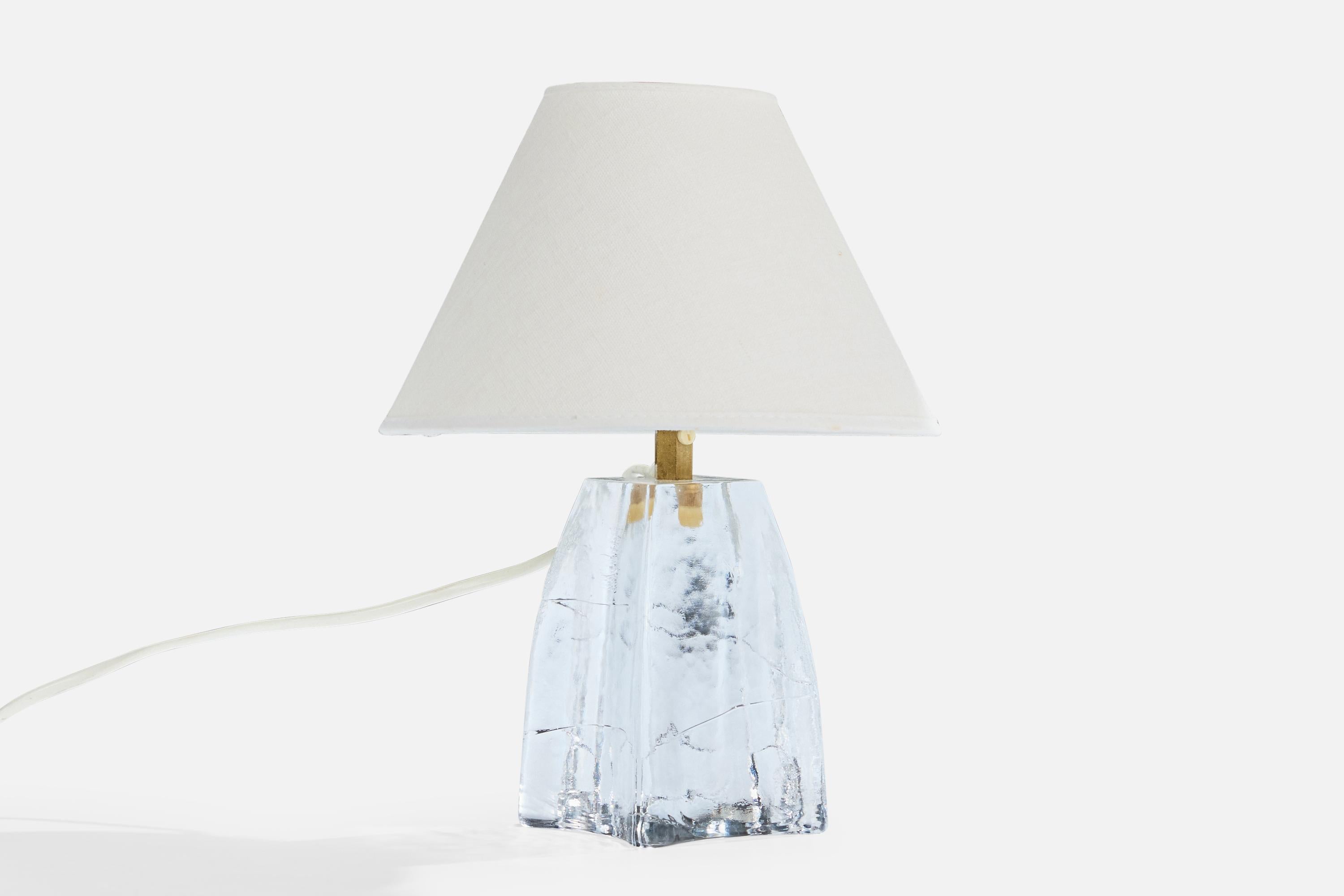 Lampe de table en verre et en laiton conçue par Gunnar Ander et produite par Lindshammar Glasbruk, Suède, c. 1950.

Dimensions de la lampe (pouces) : 8 