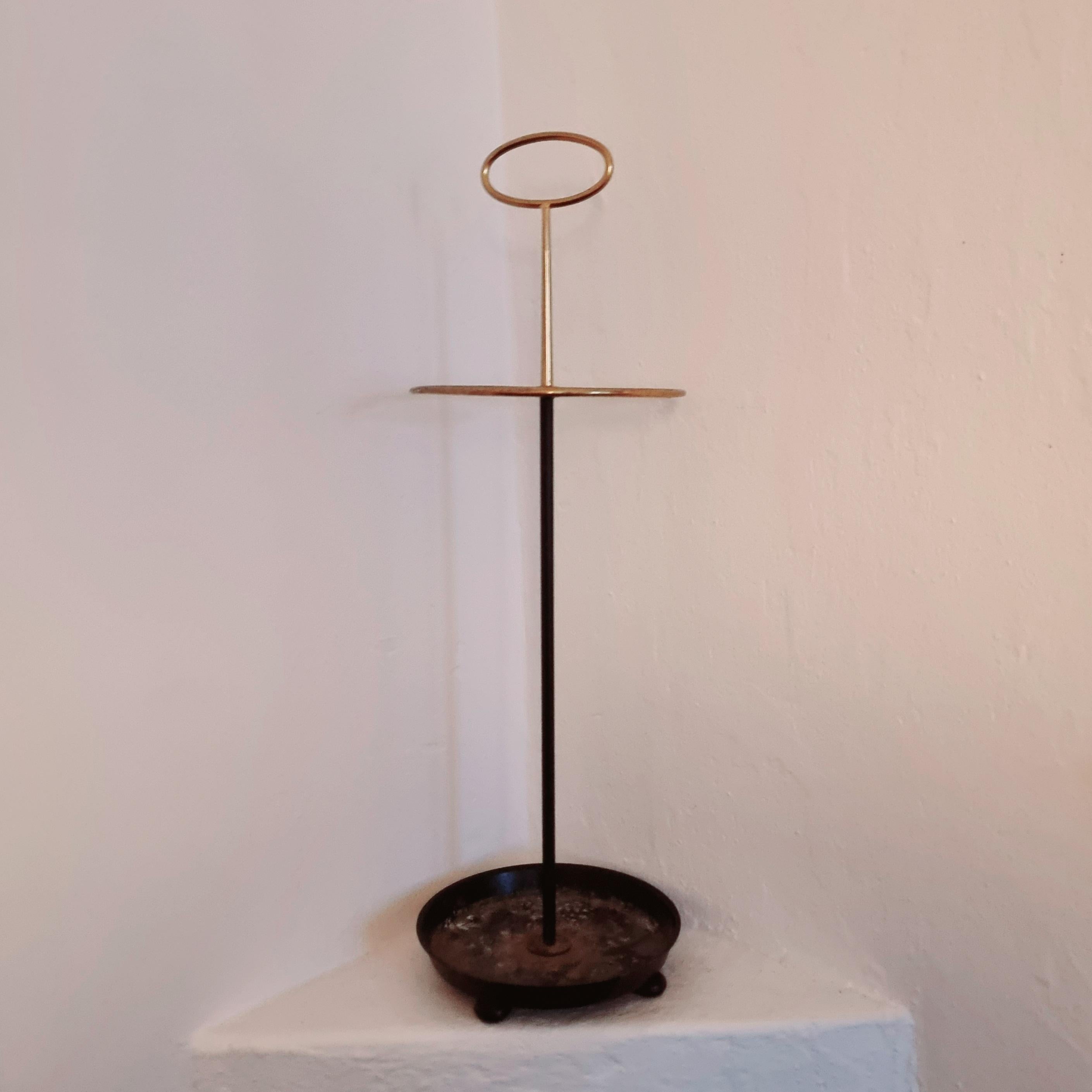 A modern classic by Gunnar Ander (Sweden, 1908-1976) for Ystad Metall. Umbrella stand in brass and lacquered metal. 

Simple Scandinavian elegance, both useful and beautiful.
