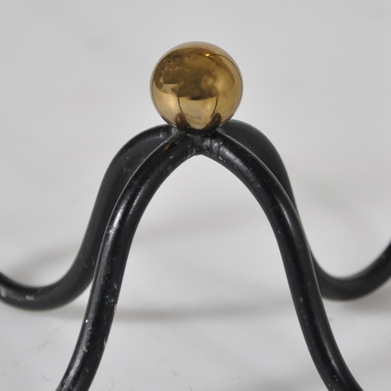 Svedese Gunnar Ander per Ystad-Metall, candelabro in ottone e ferro di metà secolo, Svezia in vendita
