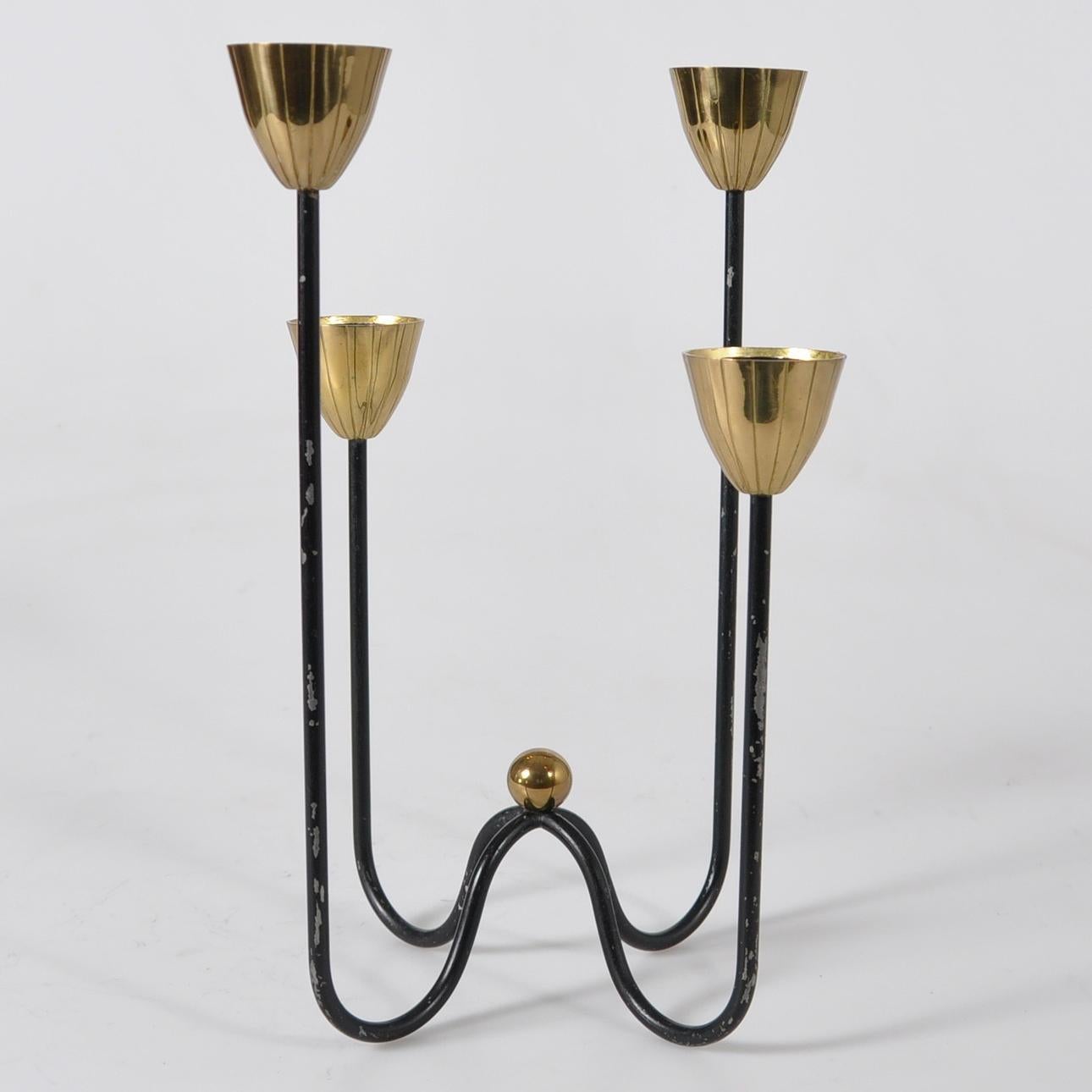 Gunnar Ander per Ystad-Metall, candelabro in ottone e ferro di metà secolo, Svezia In condizioni buone in vendita a Stockholm, SE