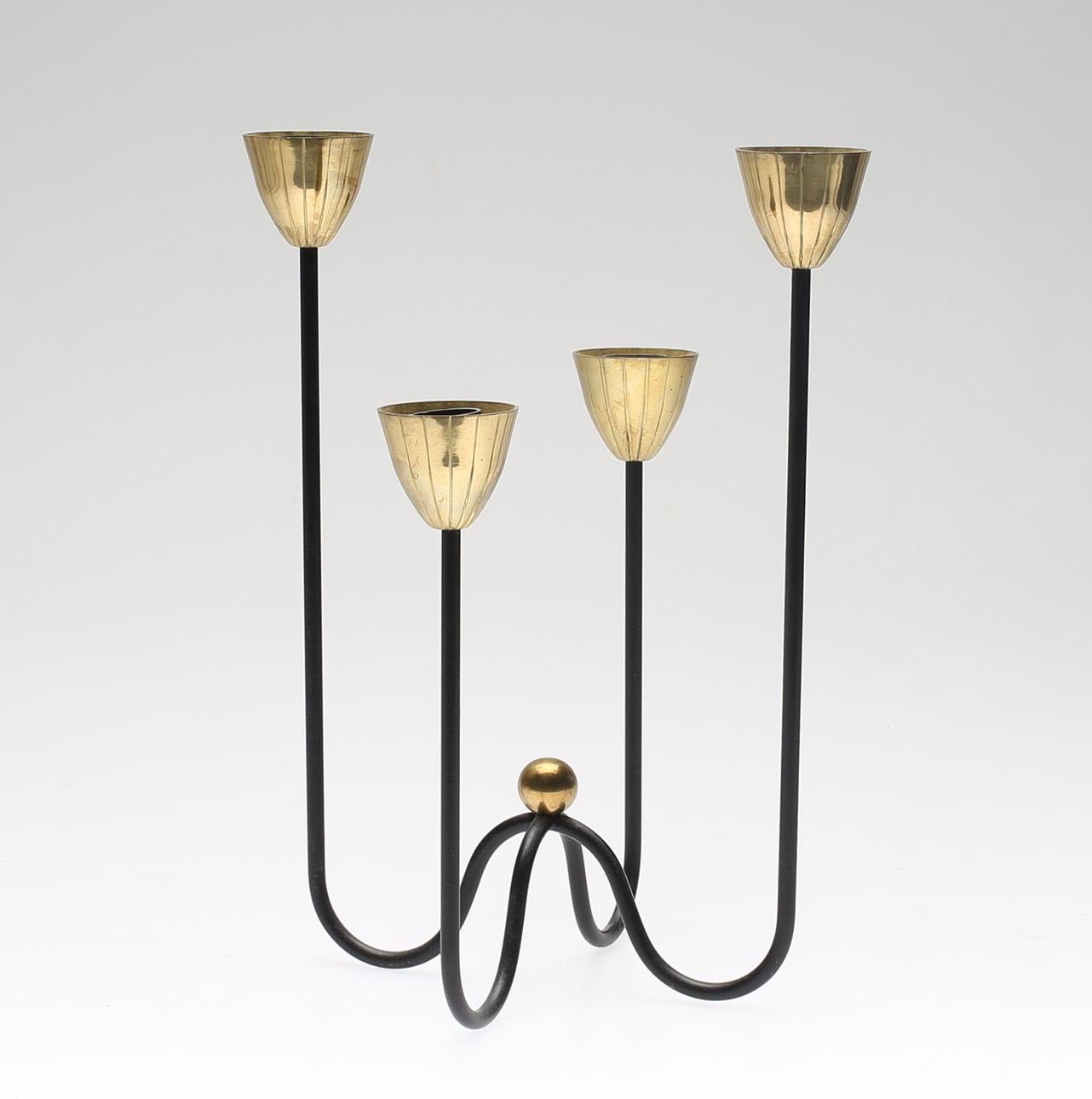 Metà XX secolo Gunnar Ander per Ystad-Metall, candelabro in ottone e ferro di metà secolo, Svezia in vendita