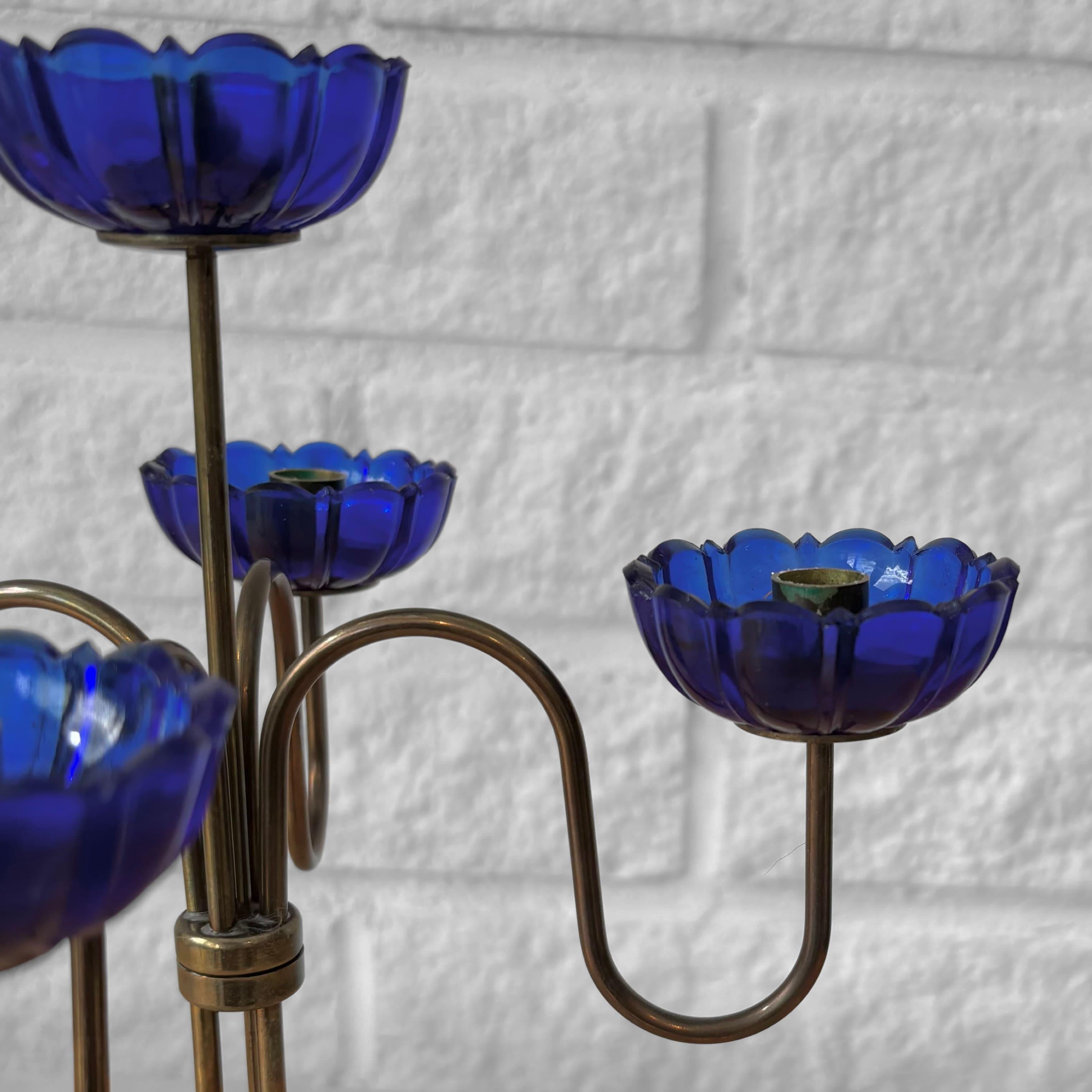 Metà XX secolo Gunnar Ander, Ystad-Metall, candeliere a candelabro, ottone e vetro, Svezia, anni '60 in vendita