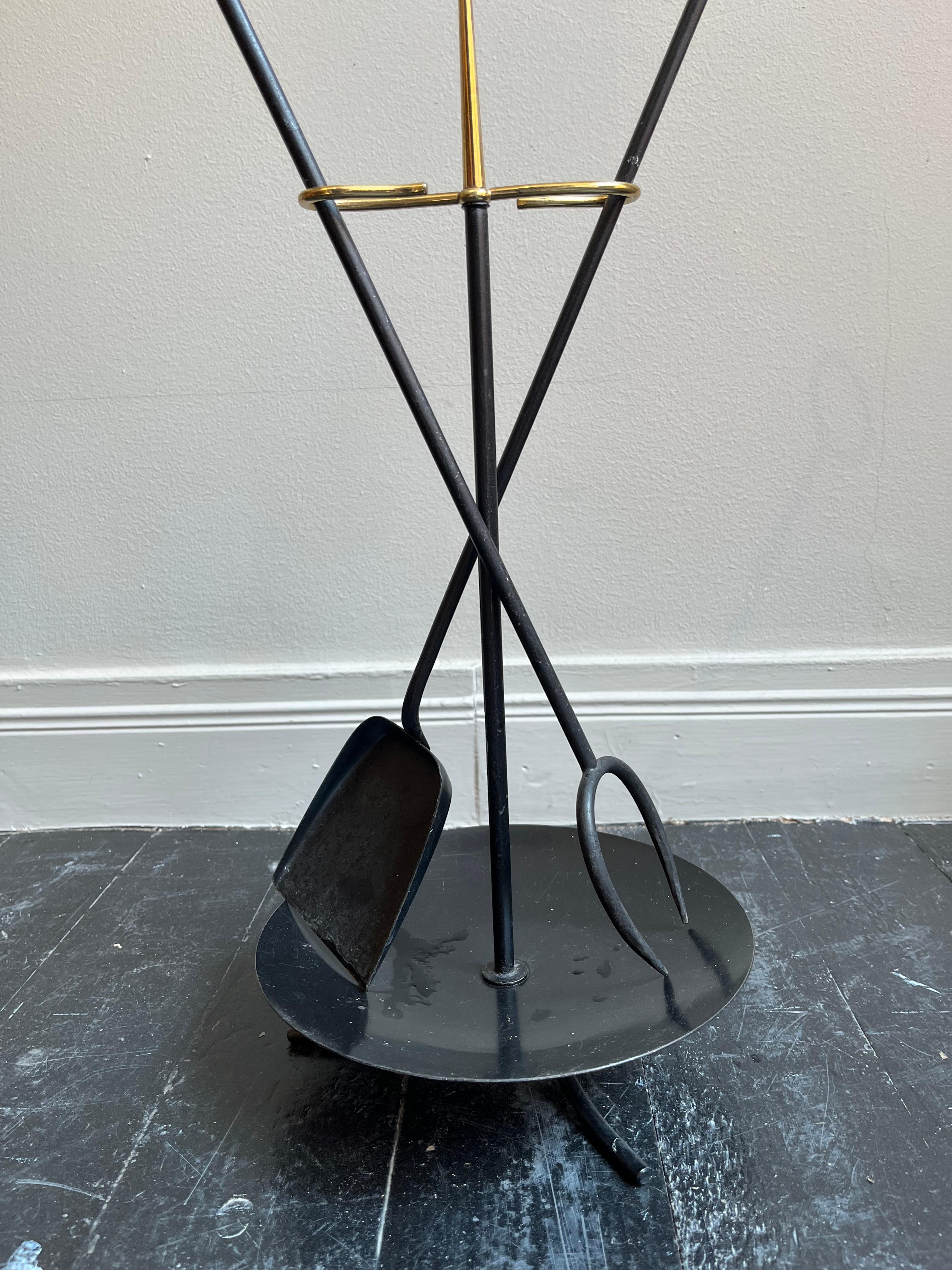 Rare ensemble d'outils de cheminée d'Ystad-Metall conçu par Gunnar Ander. 
Fer noir avec poignées en laiton. 