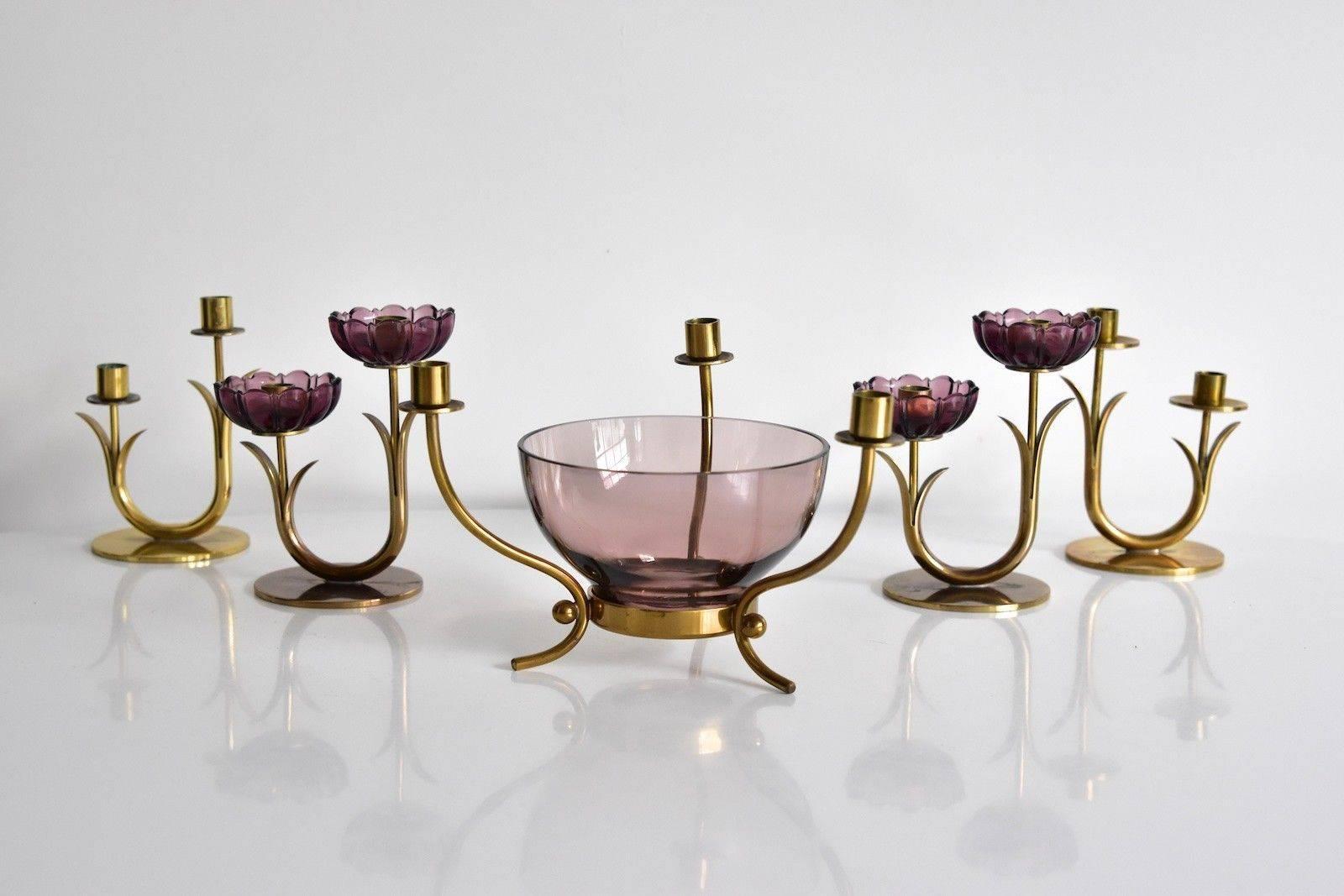 Gunnar Ander Kerzenhalter von Ystad-Metall. Schöner Kerzenhalter mit lila transparentem Glas. Der Kerzenhalter ist auf der Unterseite markiert. Der Preis gilt für einen Kerzenständer.
