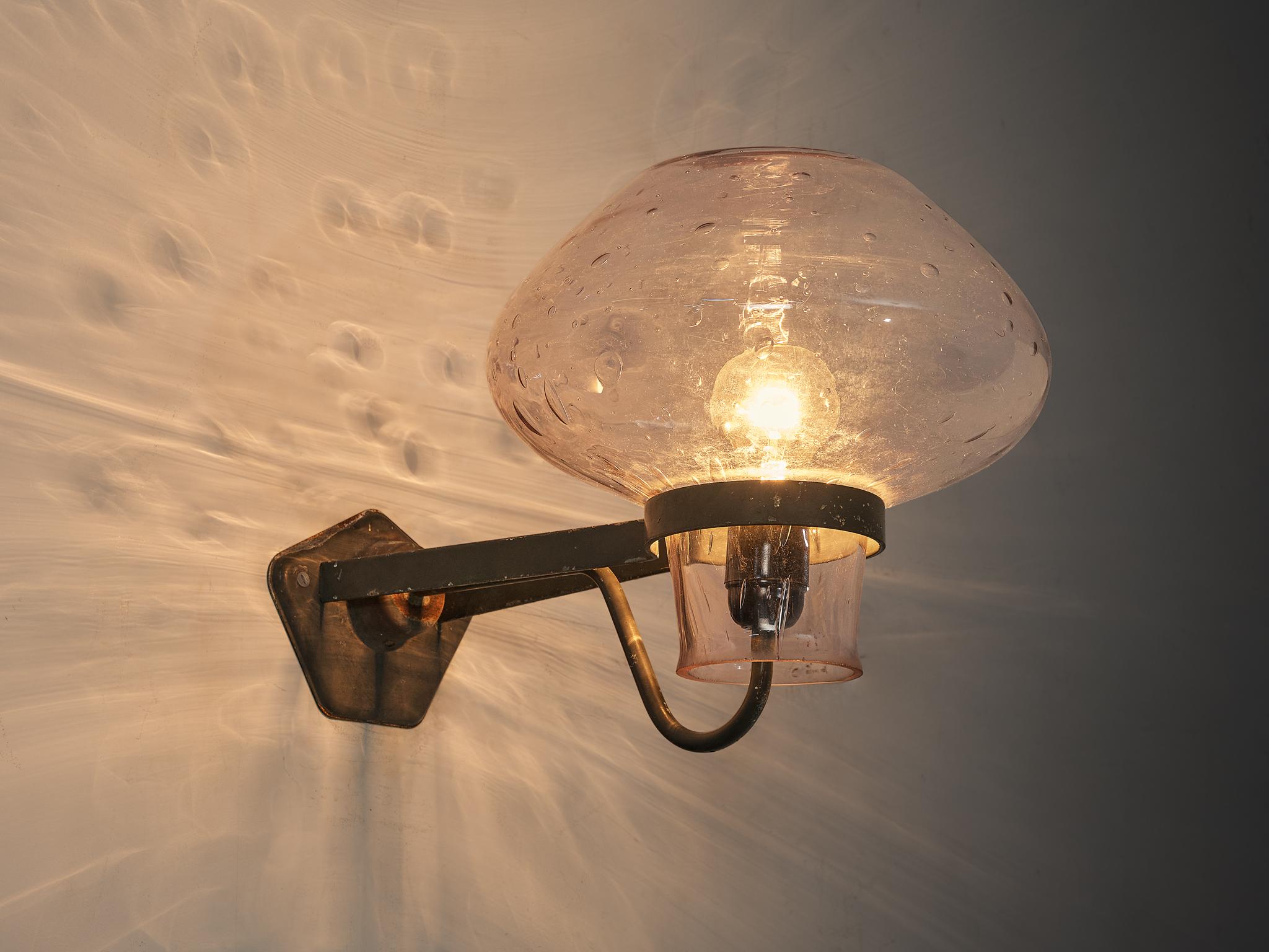 Gunnar Asplund for ASEA, wall lamp, model '641', blown glass, lacquered metal, Sweden, 1940s

Swedish architect Gunnar Asplund (1885–1940) designed this elegant wall lamp, model 641, in the 1940s. This striking fixture features a polygonal structure