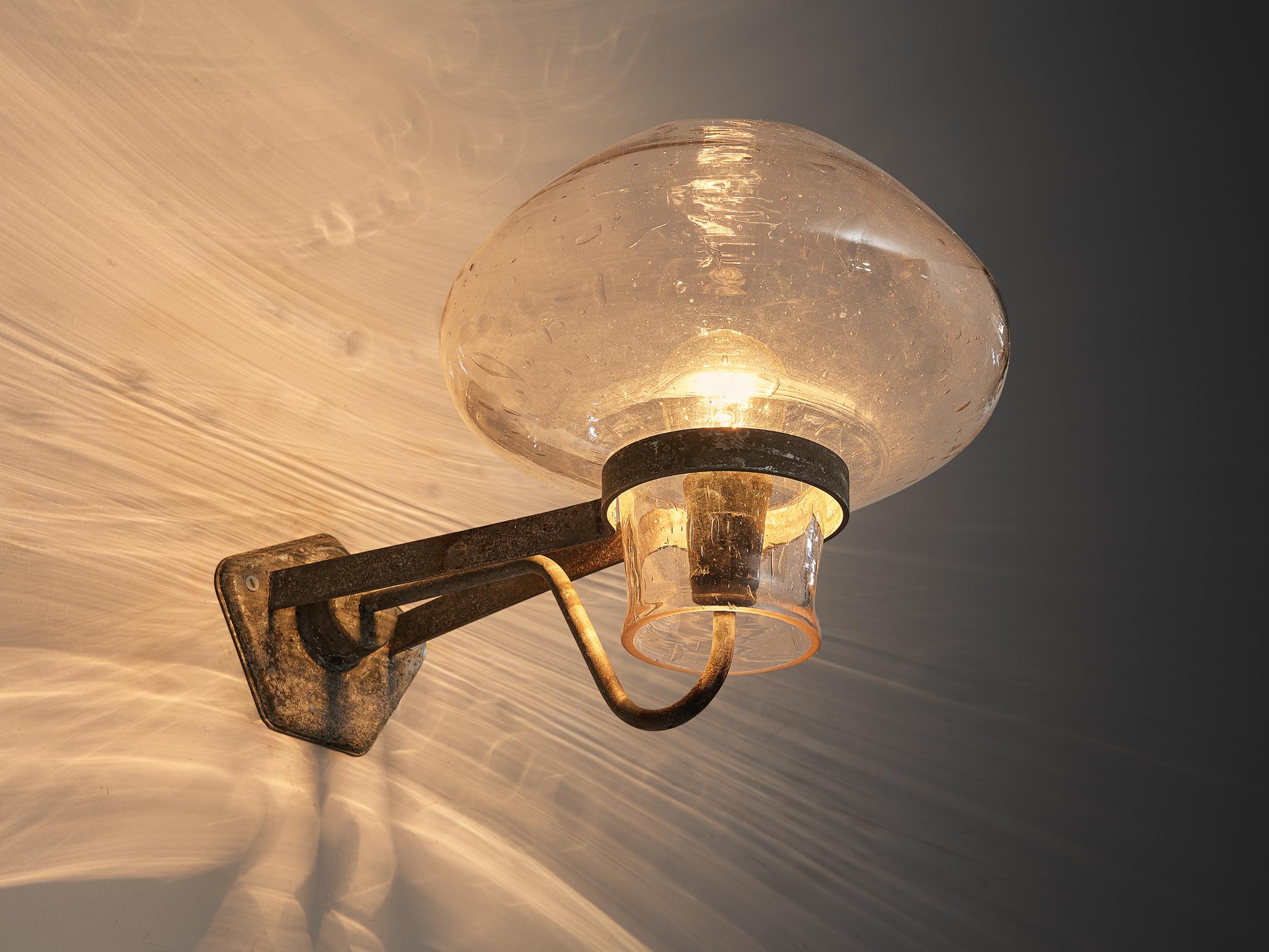 Gunnar Asplund per ASEA, lampada da parete, modello '641', vetro soffiato, metallo laccato, Svezia, anni '40

L'architetto svedese Gunnar Asplund (1885-1940) disegnò questa elegante lampada da parete, modello 641, negli anni '40. Questo apparecchio