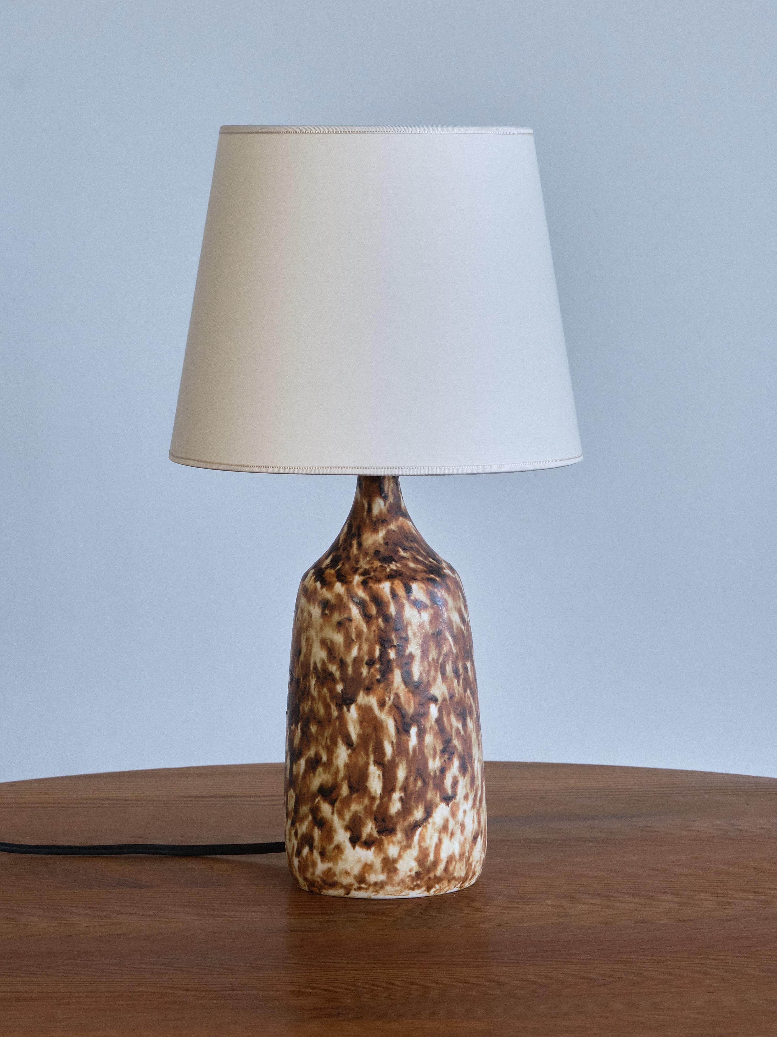 This rare table lamp was designed by Gunnar Borg and produced by his own ceramic workshop 'Gunnars Keramik' in Höganäs, Sweden in the 1960s. The piece is signed on the bottom of the base.

The hand-turned stoneware base is made of sandstone and has