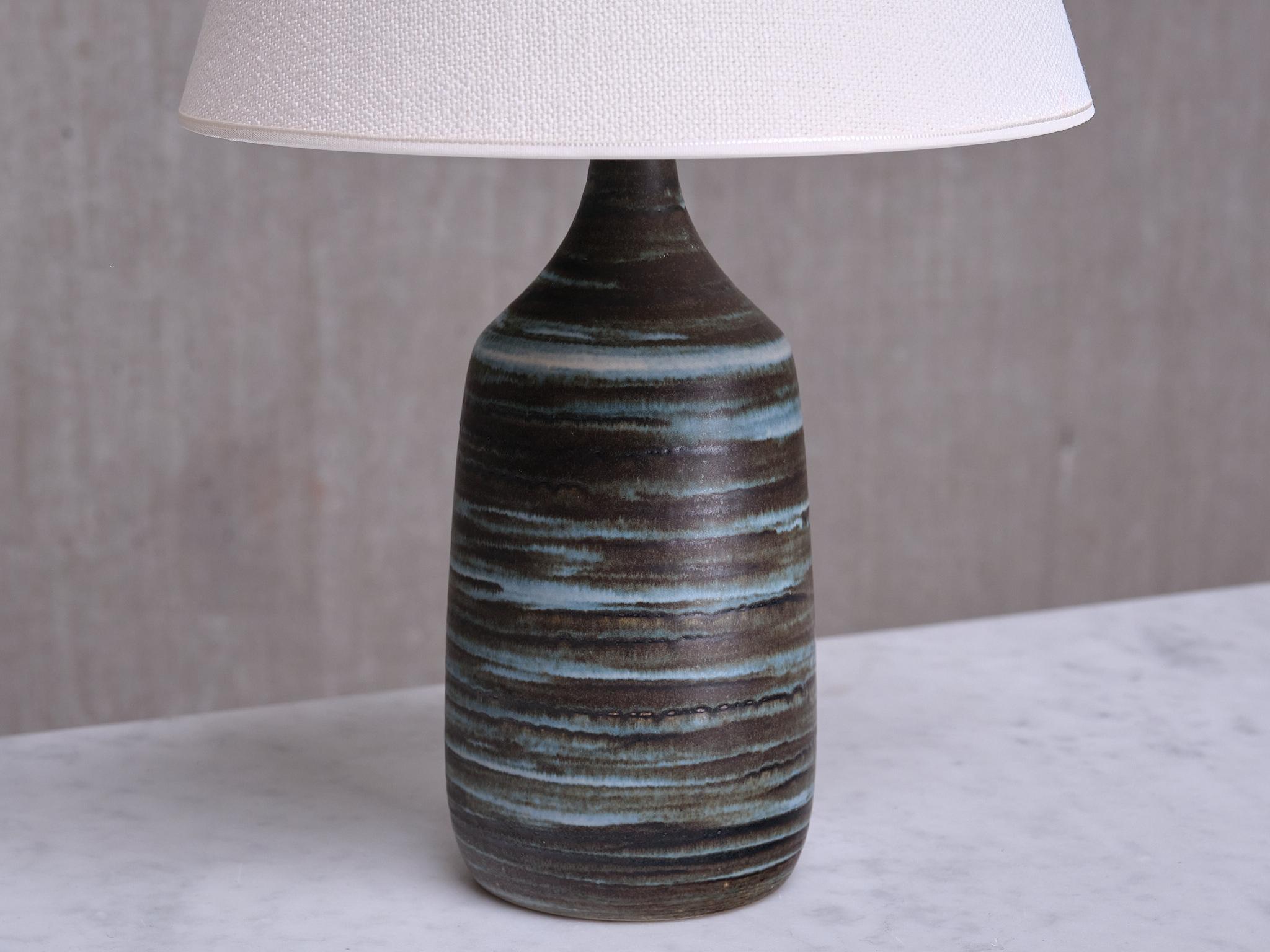 Gunnar Borg Grün und Teal gestreifte Keramik-Tischlampe, Schweden, 1960er Jahre (Skandinavische Moderne) im Angebot