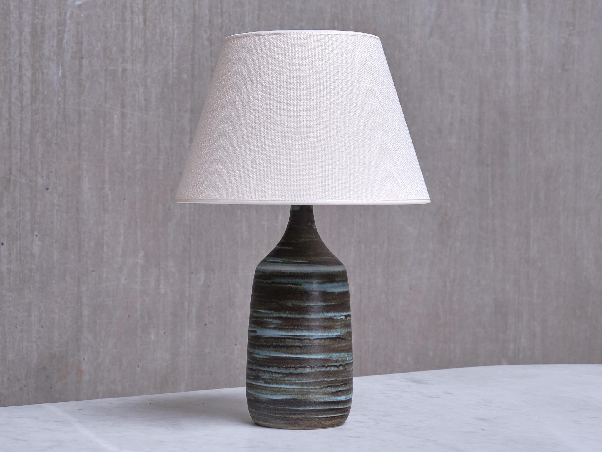 Gunnar Borg Grün und Teal gestreifte Keramik-Tischlampe, Schweden, 1960er Jahre (Mitte des 20. Jahrhunderts) im Angebot