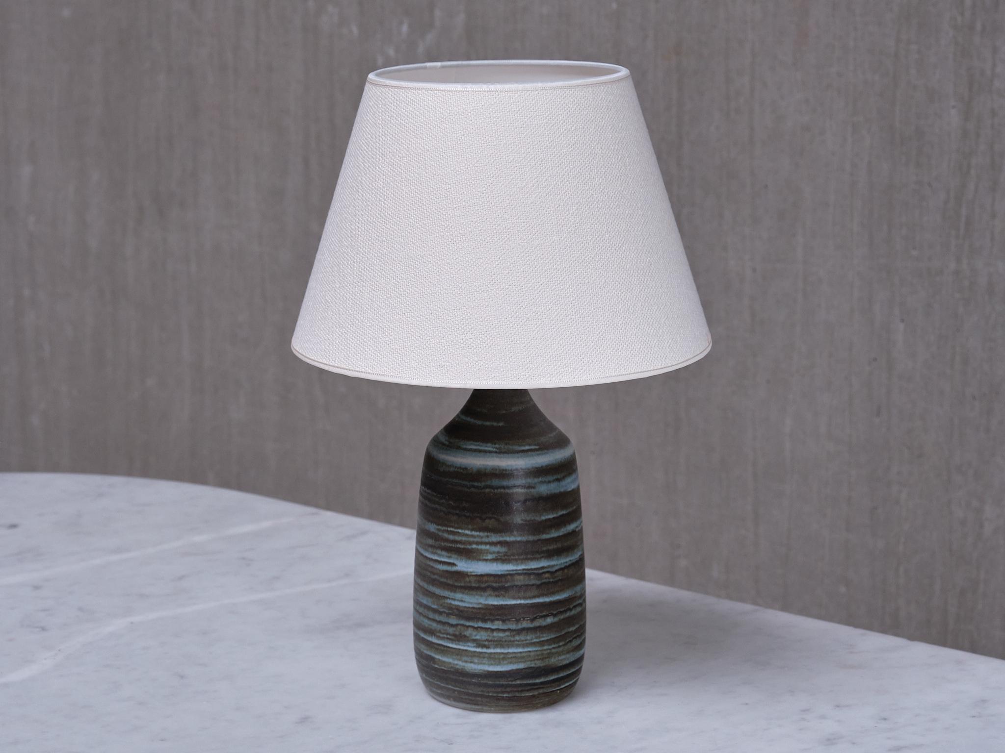 Gunnar Borg Grün und Teal gestreifte Keramik-Tischlampe, Schweden, 1960er Jahre im Angebot 1