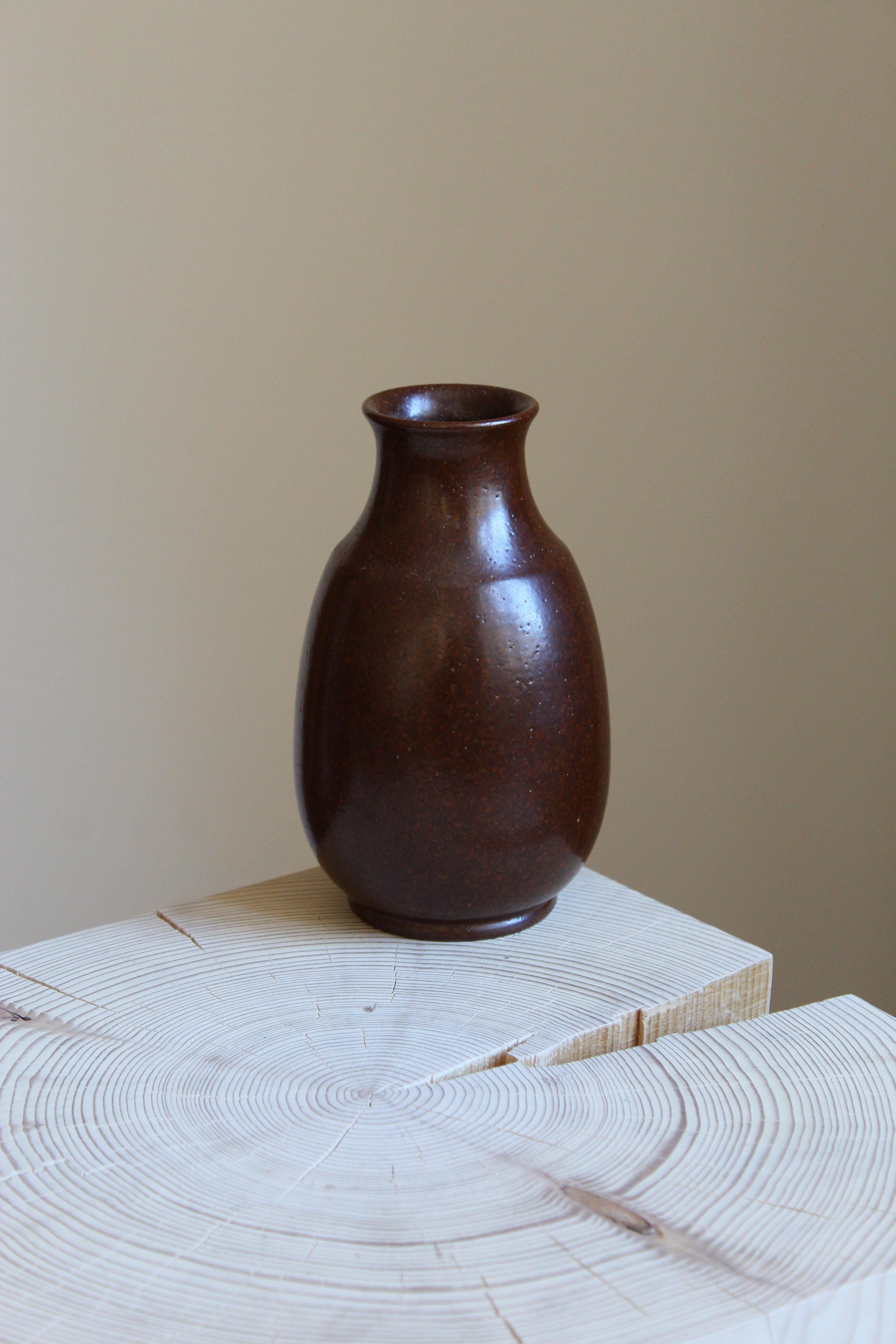 A small vase. Designed by Gunnar Borg. Produced by Höganäs. 

Other designers of the period include Berndt Friberg, Carl-Harry Stålhane, Gunnar Nylund, Tobo, and Stig Lindberg.