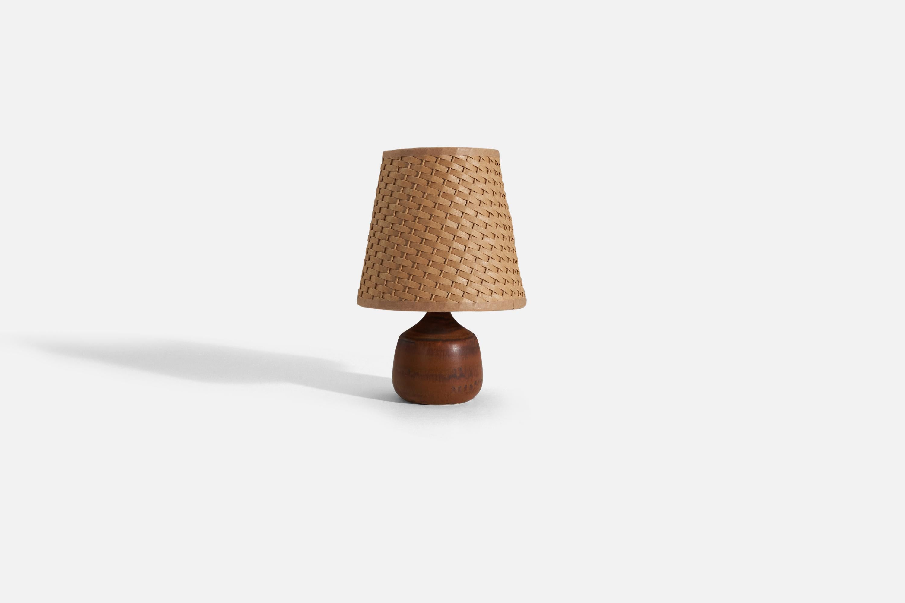 Gunnar Borg, Table Lamp, Brown-Glazed Stoneware, Rattan, Sweden, 1960s In Good Condition For Sale In High Point, NC