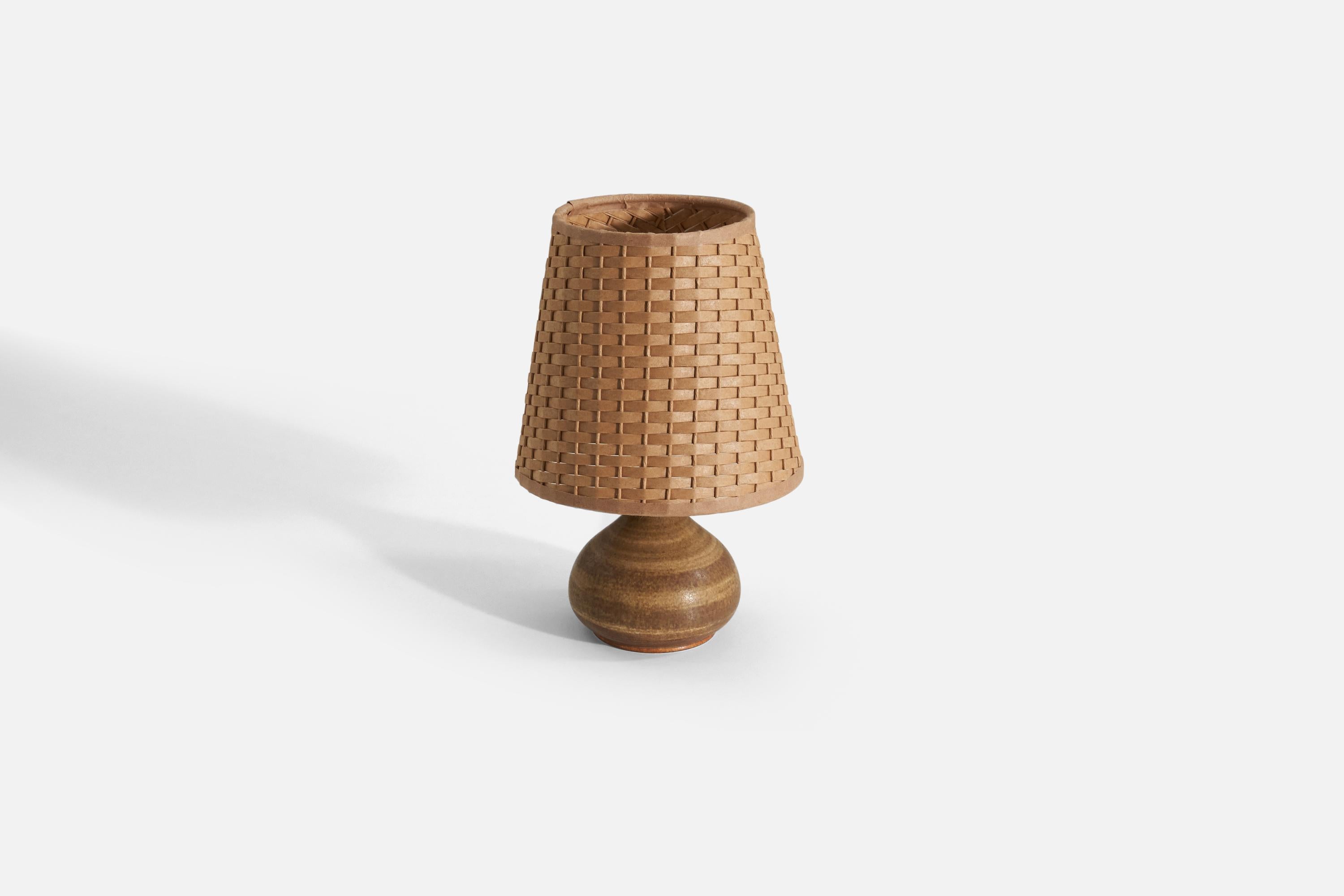 Gunnar Borg, Table Lamp, Brown-Glazed Stoneware, Rattan, Sweden, 1960s In Good Condition For Sale In High Point, NC