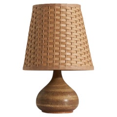 Gunnar Borg, Tischlampe, braun glasiertes Steingut, Rattan, Schweden, 1960er Jahre