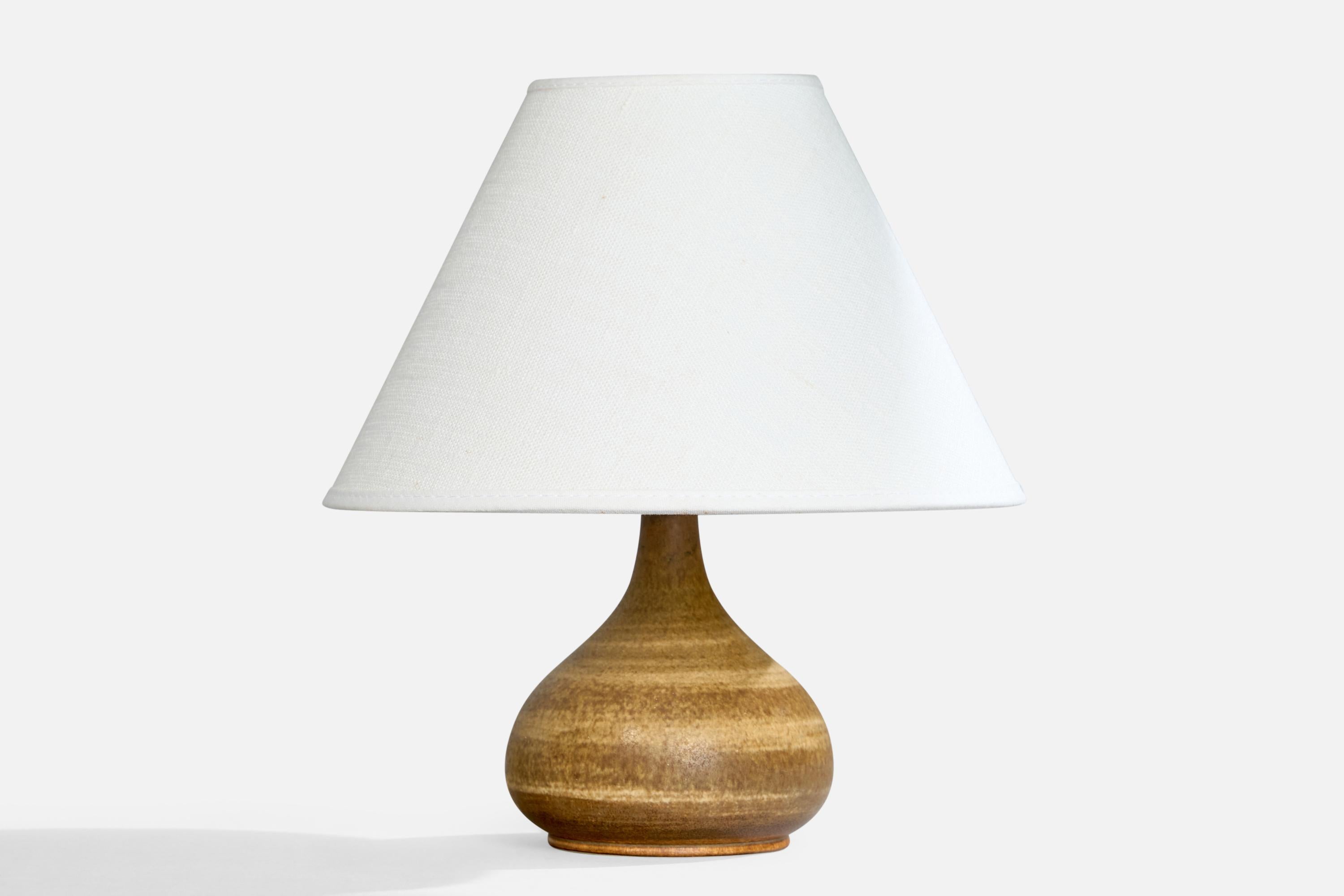 Lampe de table en grès émaillé brun et beige, conçue et produite par Gunnar Borg, Höganäs, Suède, c.C. 1960.

Dimensions de la lampe (pouces) : 6