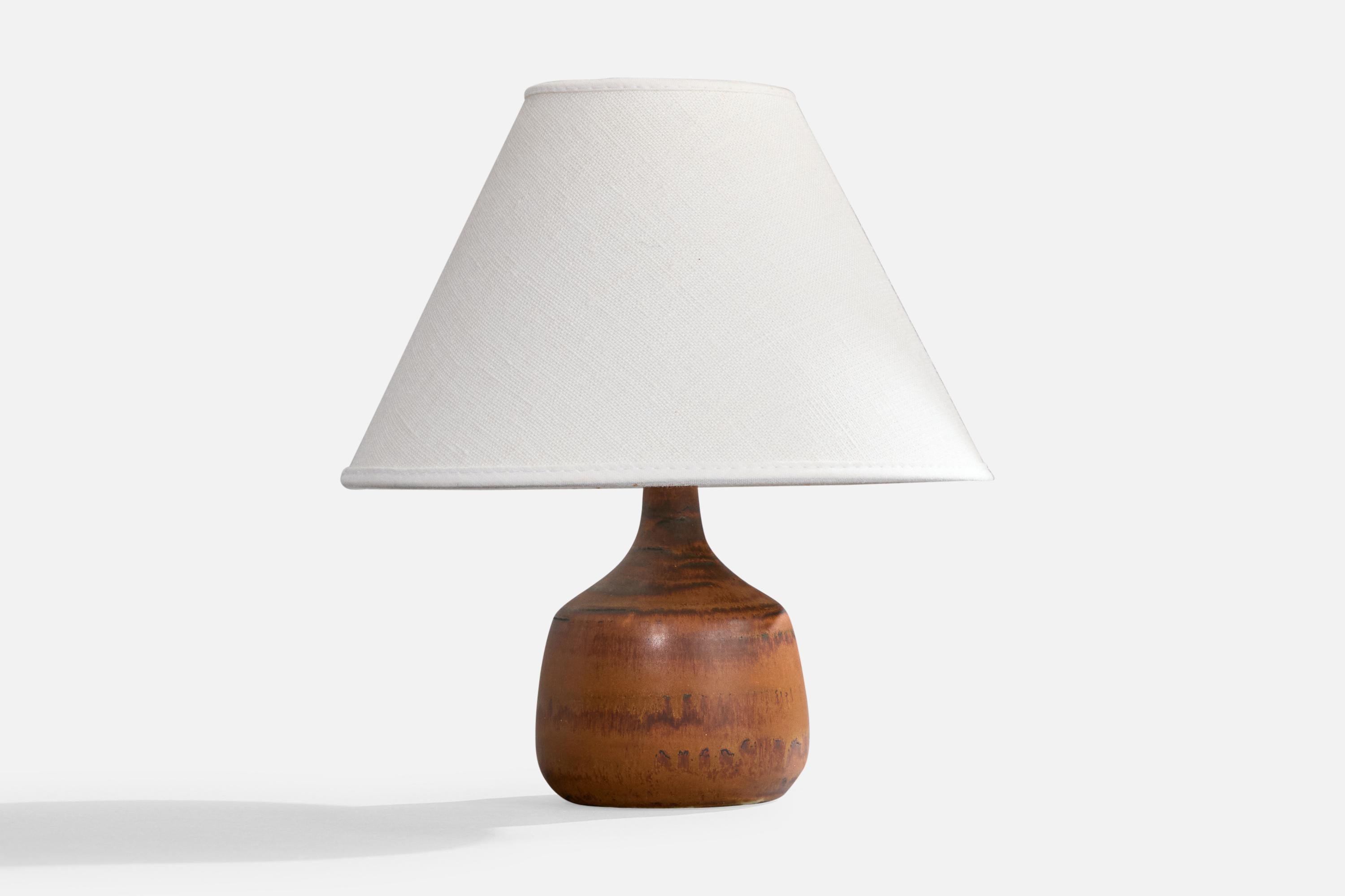Lampe de table en céramique émaillée brune conçue et produite par Gunnar Borg, Höganäs, Suède, c.C. 1960.

Dimensions de la lampe (pouces) : 6.25